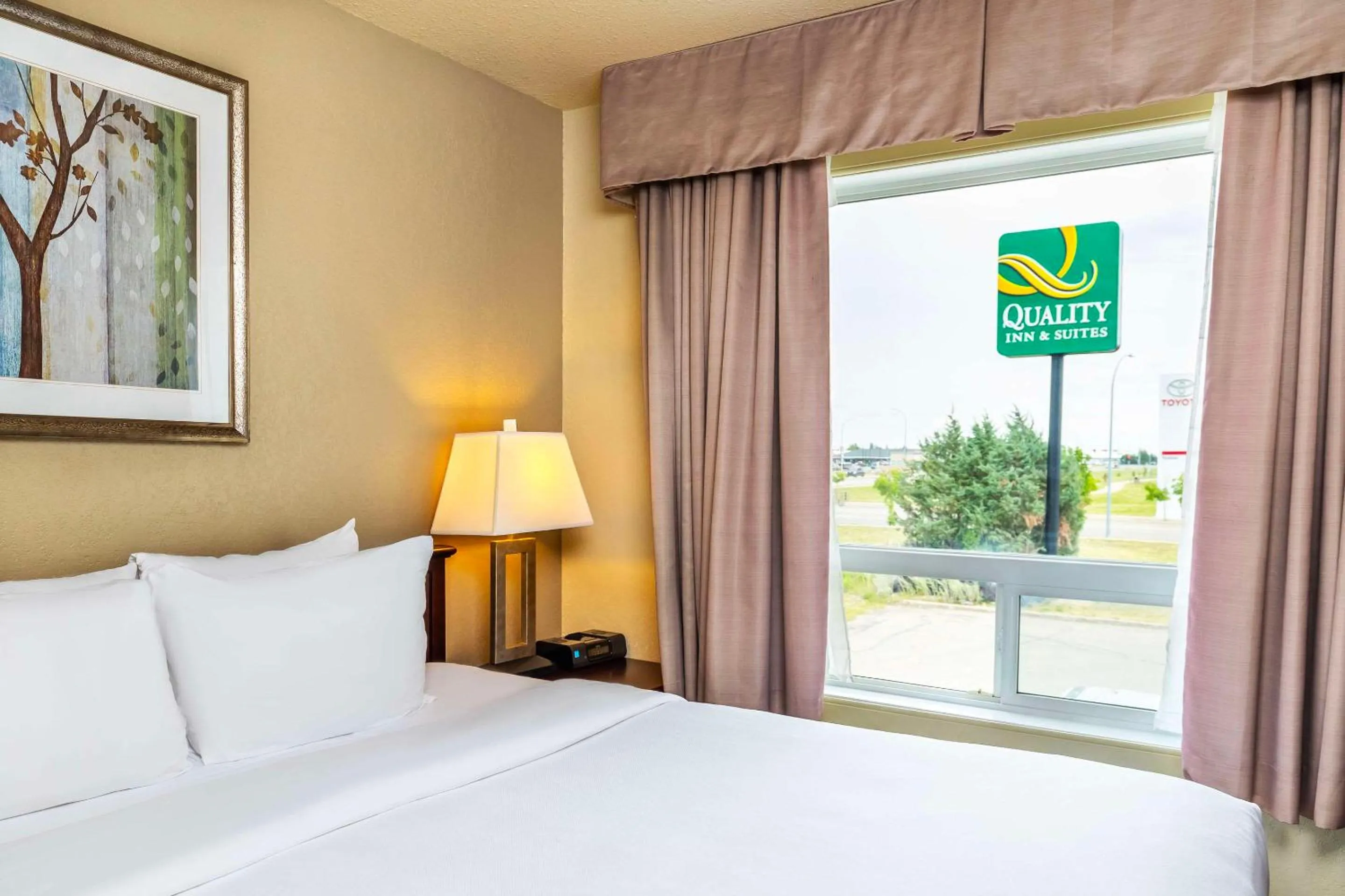Bedroom, Bed in Quality Inn & Suites Yorkton
