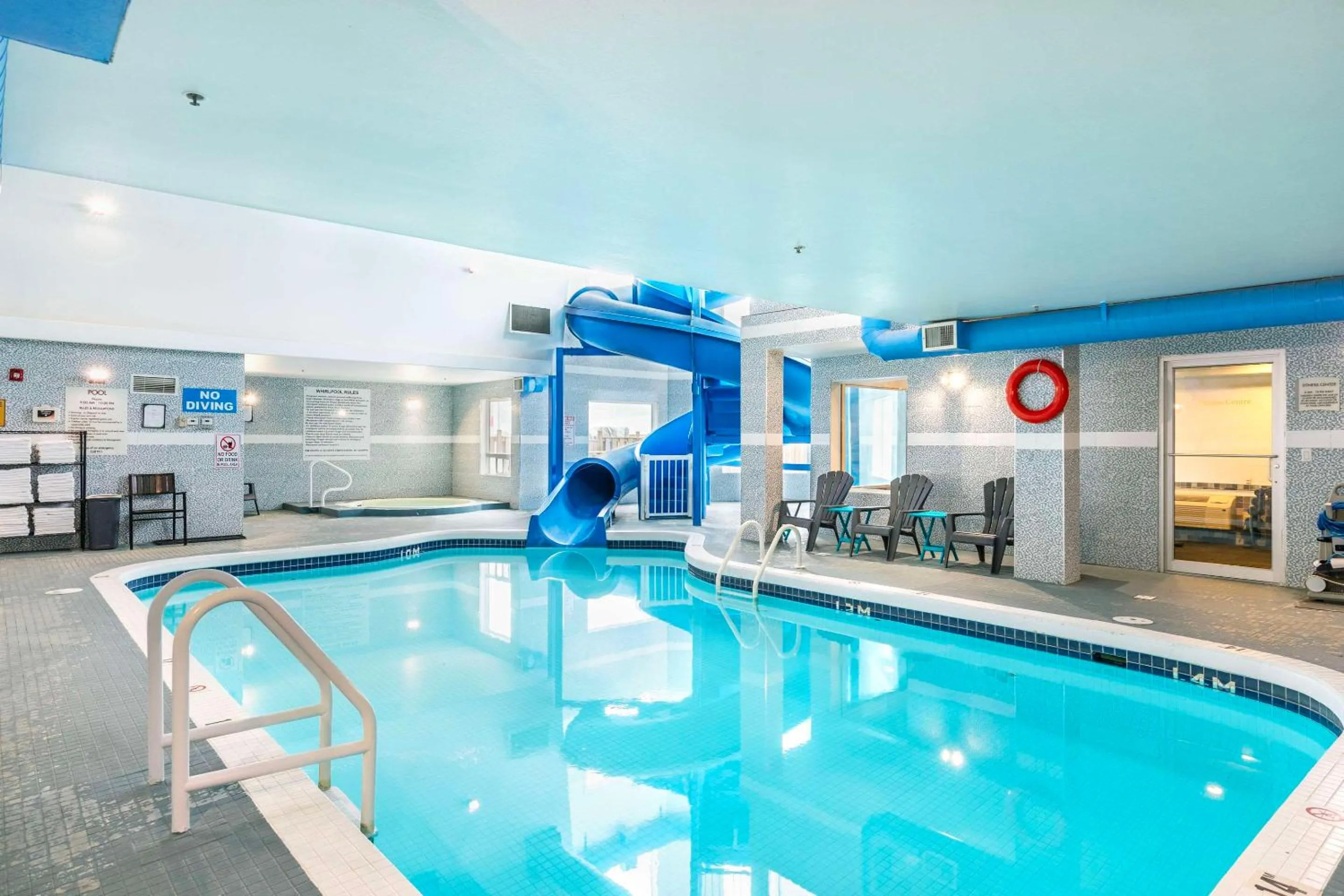 Swimming pool in Quality Inn & Suites Yorkton