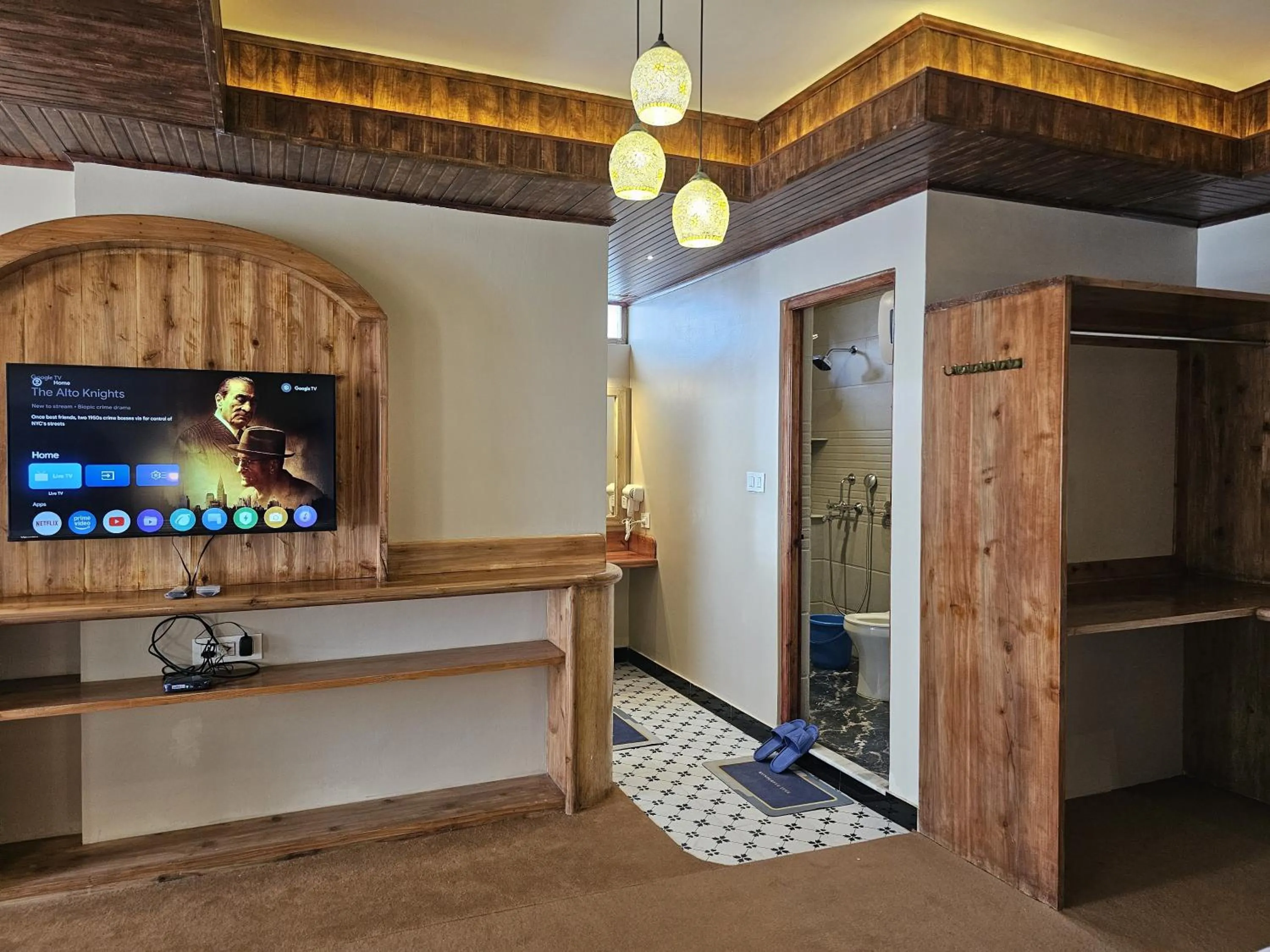 TV and multimedia in Hotel Golden Orchid