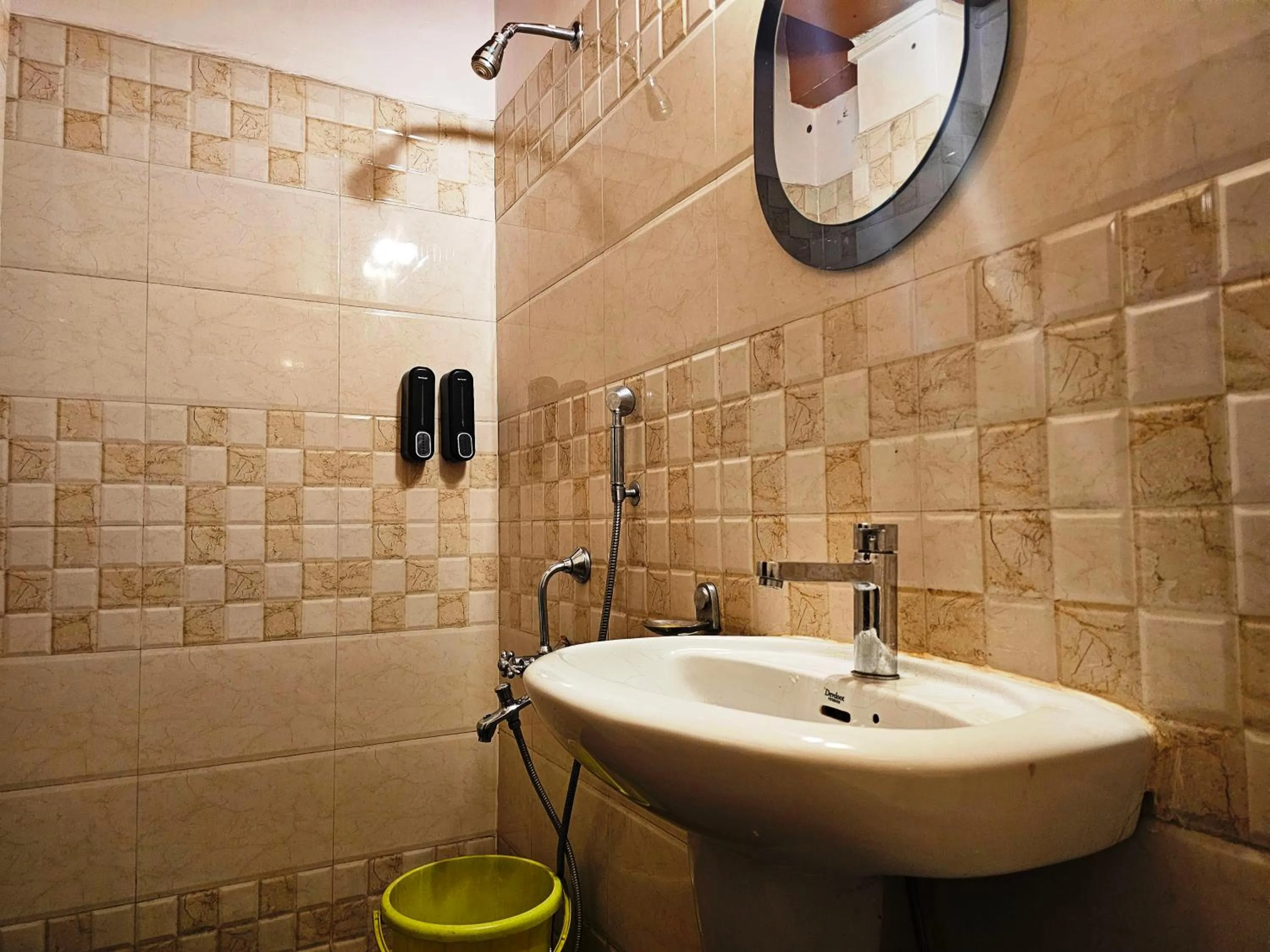 Shower in Hotel Golden Orchid