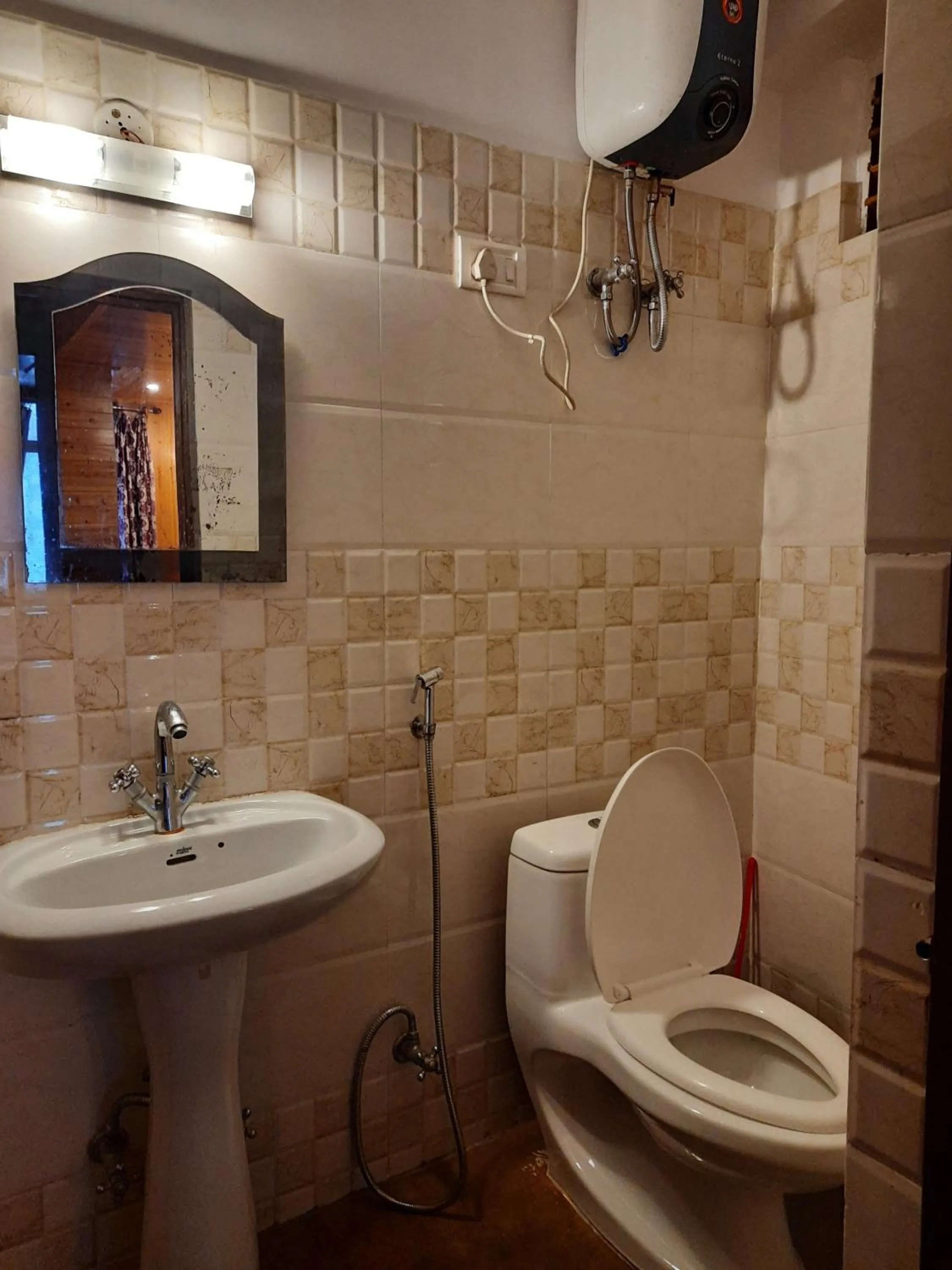 Toilet in Hotel Golden Orchid