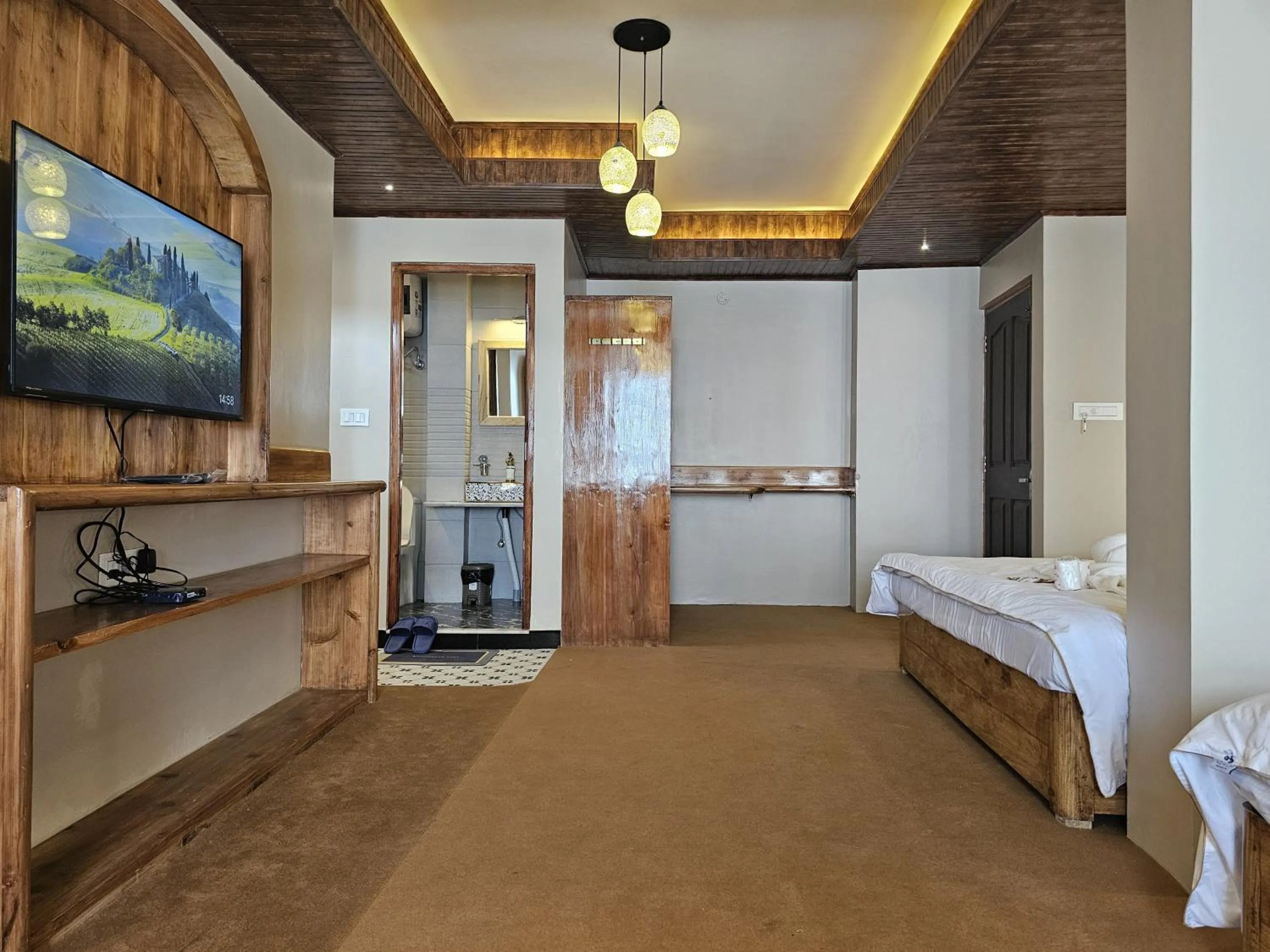 TV and multimedia in Hotel Golden Orchid