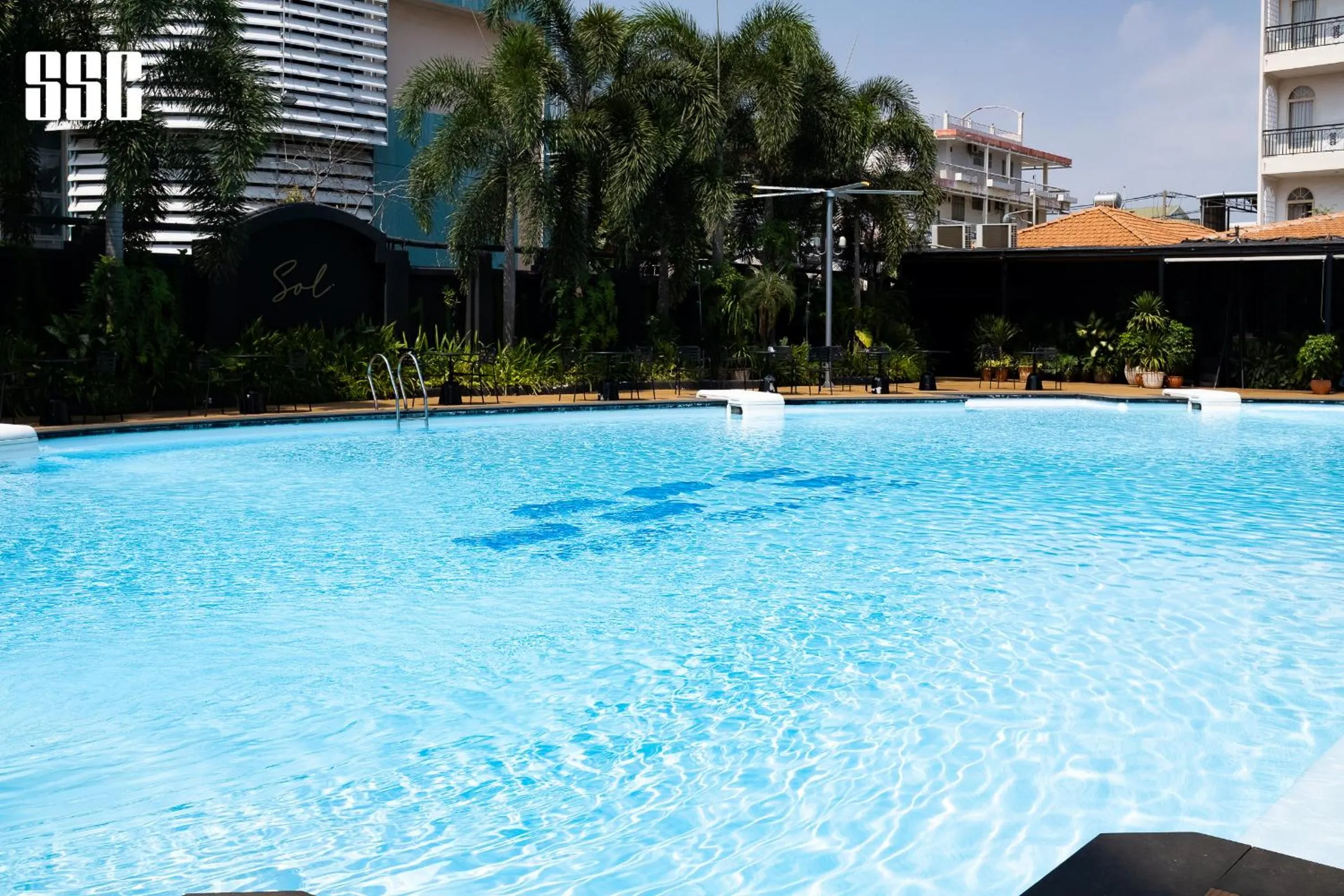 Swimming pool in Thien Ha Hotel & Apartment