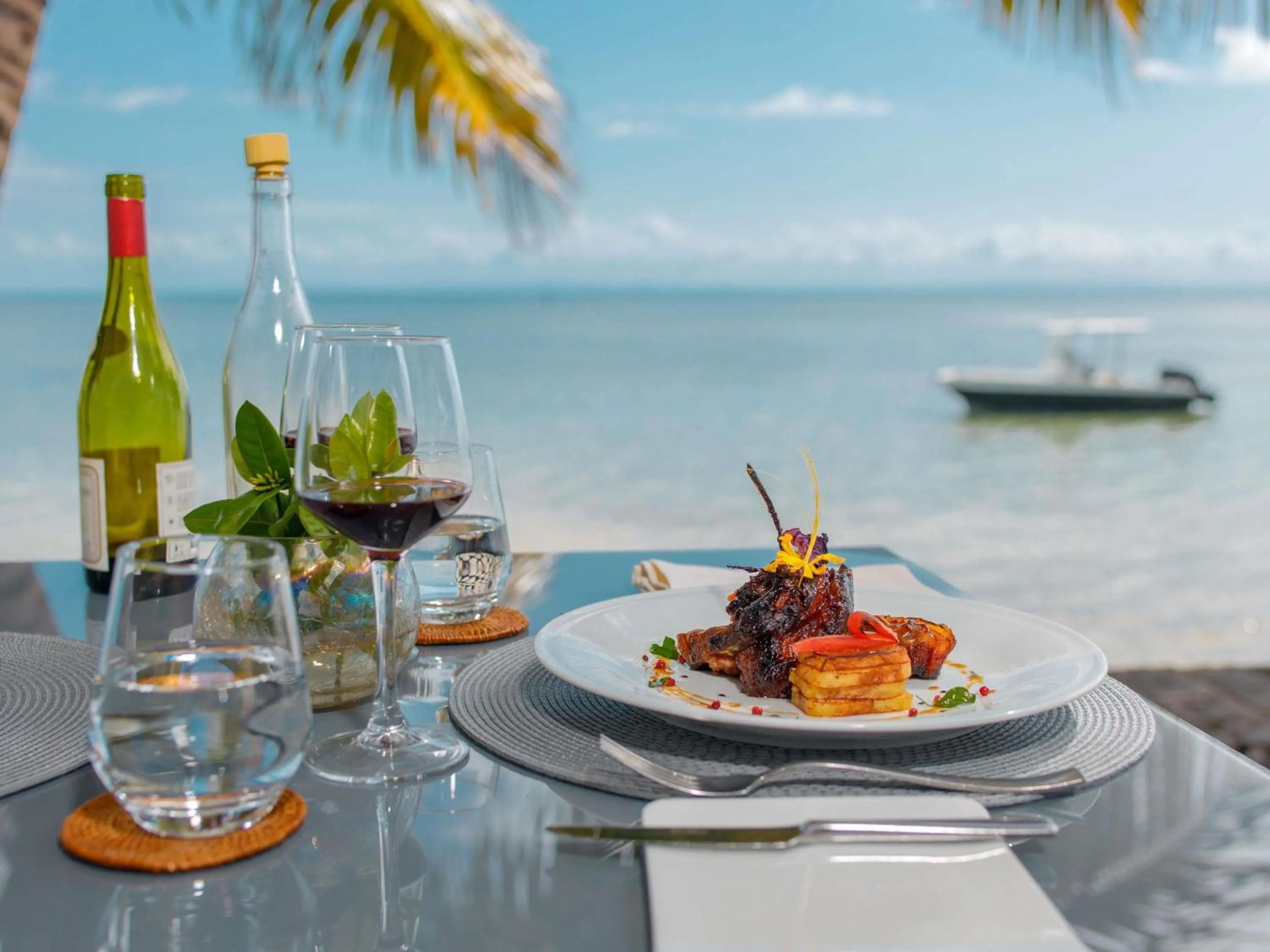 Restaurant/places to eat in Mantis Soanambo Hotel And Spa