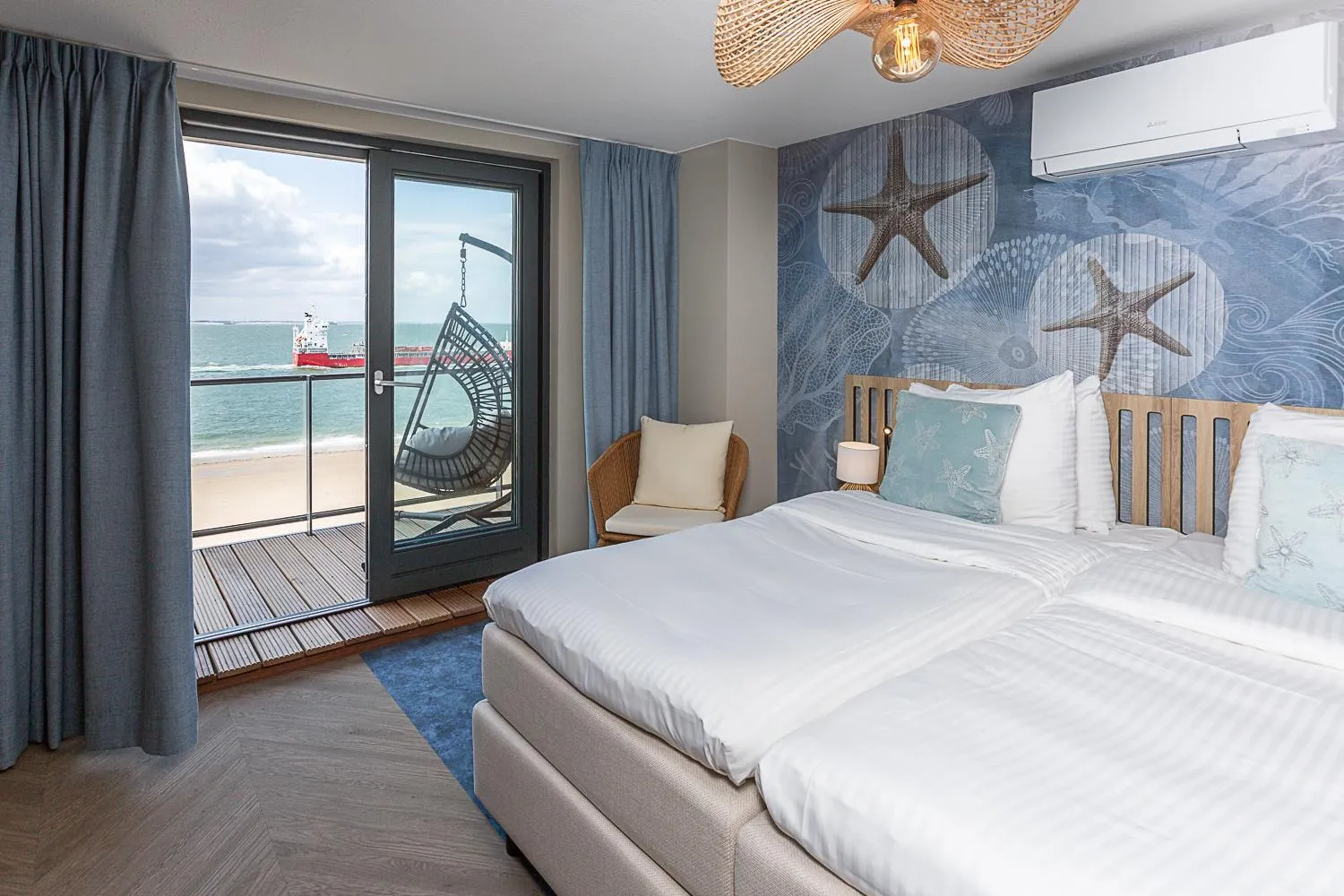 Sea view, Bed in Beachfront Boutiquehotel