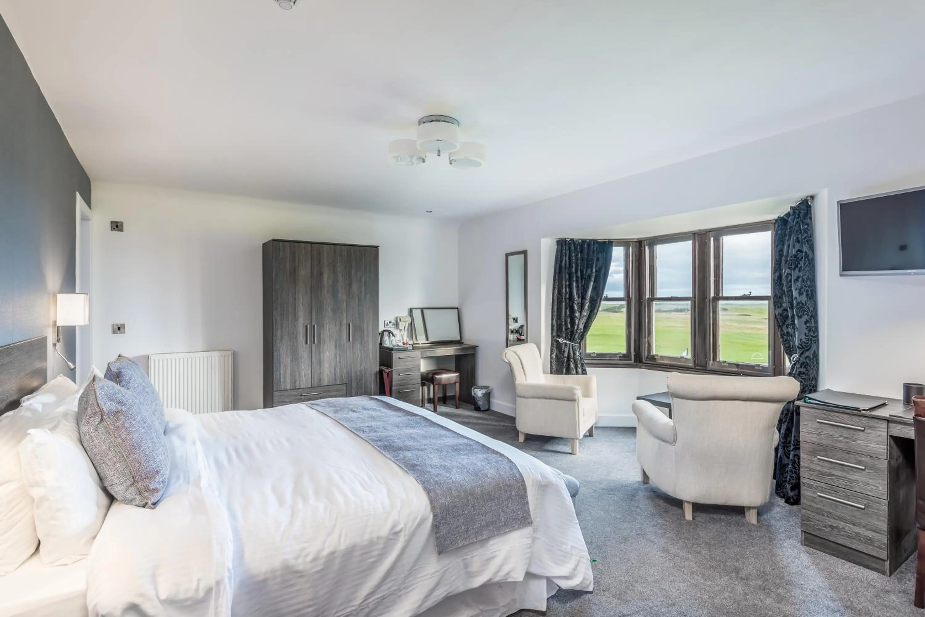 Bed in Grey Harlings Rooms