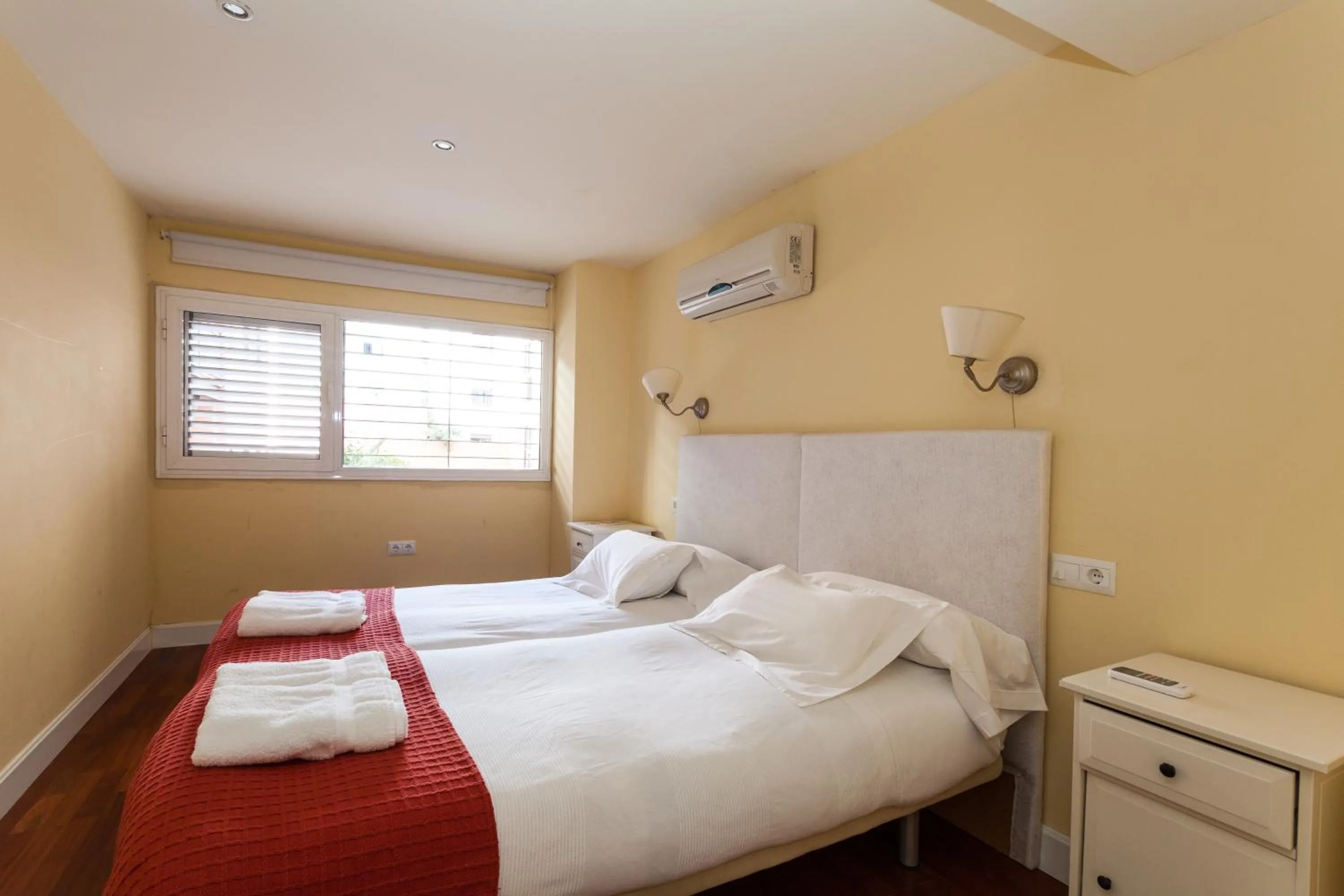 Photo of the whole room, Bed in Las Casas de Moratin