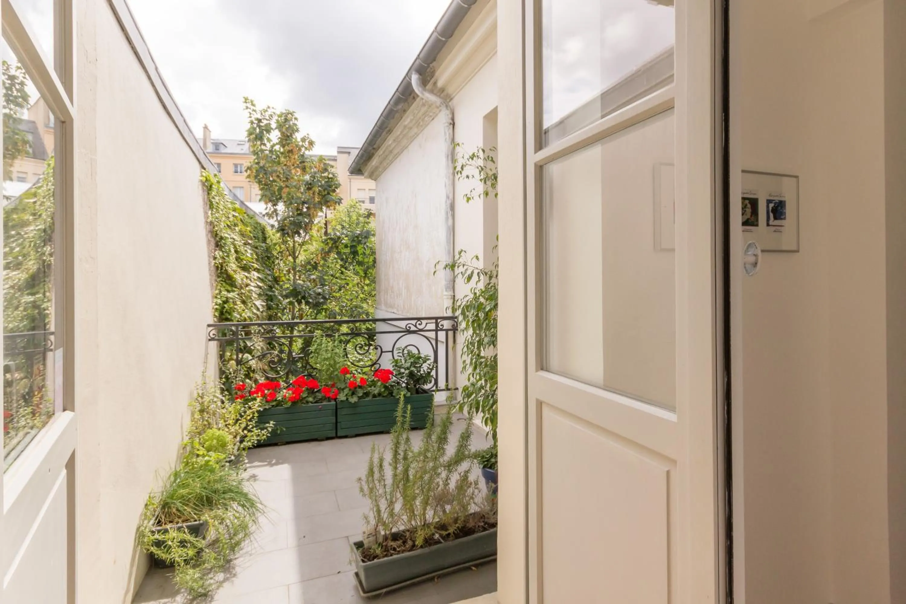 Garden view in Les Versaillaises