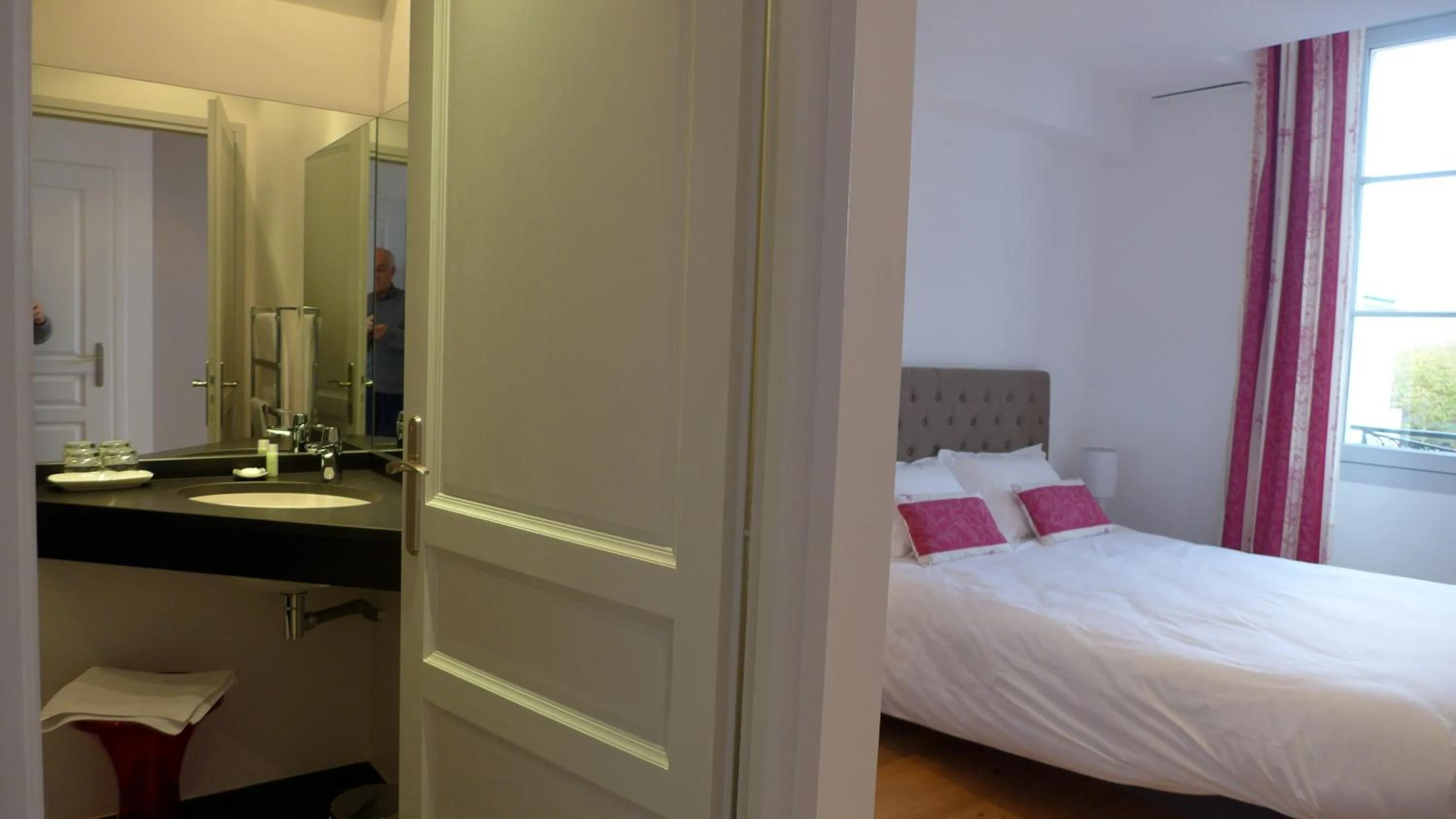 Bathroom, Bed in Les Versaillaises
