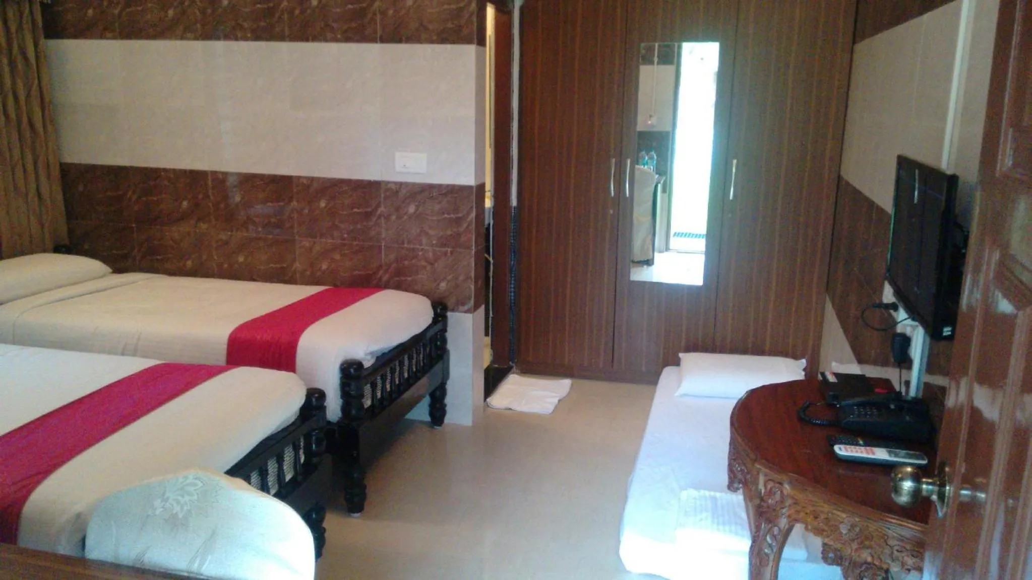 Bed in Jal Mahal Resort and Spa
