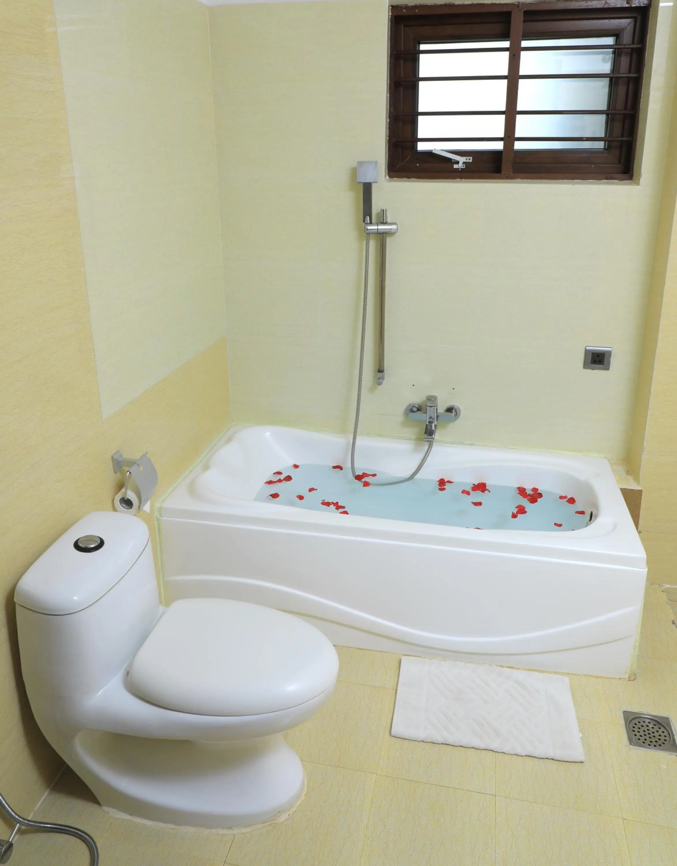 Bathroom in Jal Mahal Resort and Spa