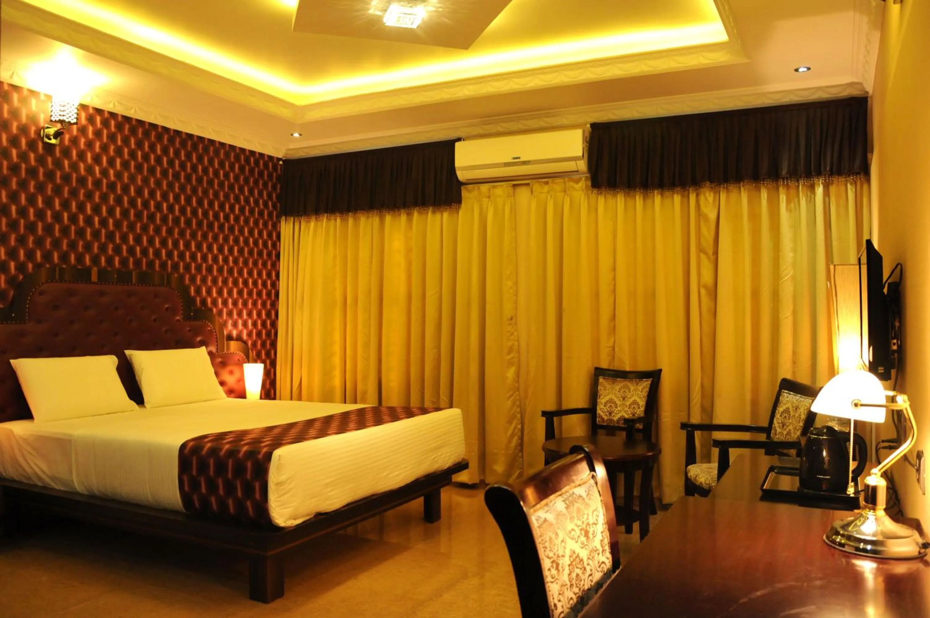 Photo of the whole room, Bed in Jal Mahal Resort and Spa