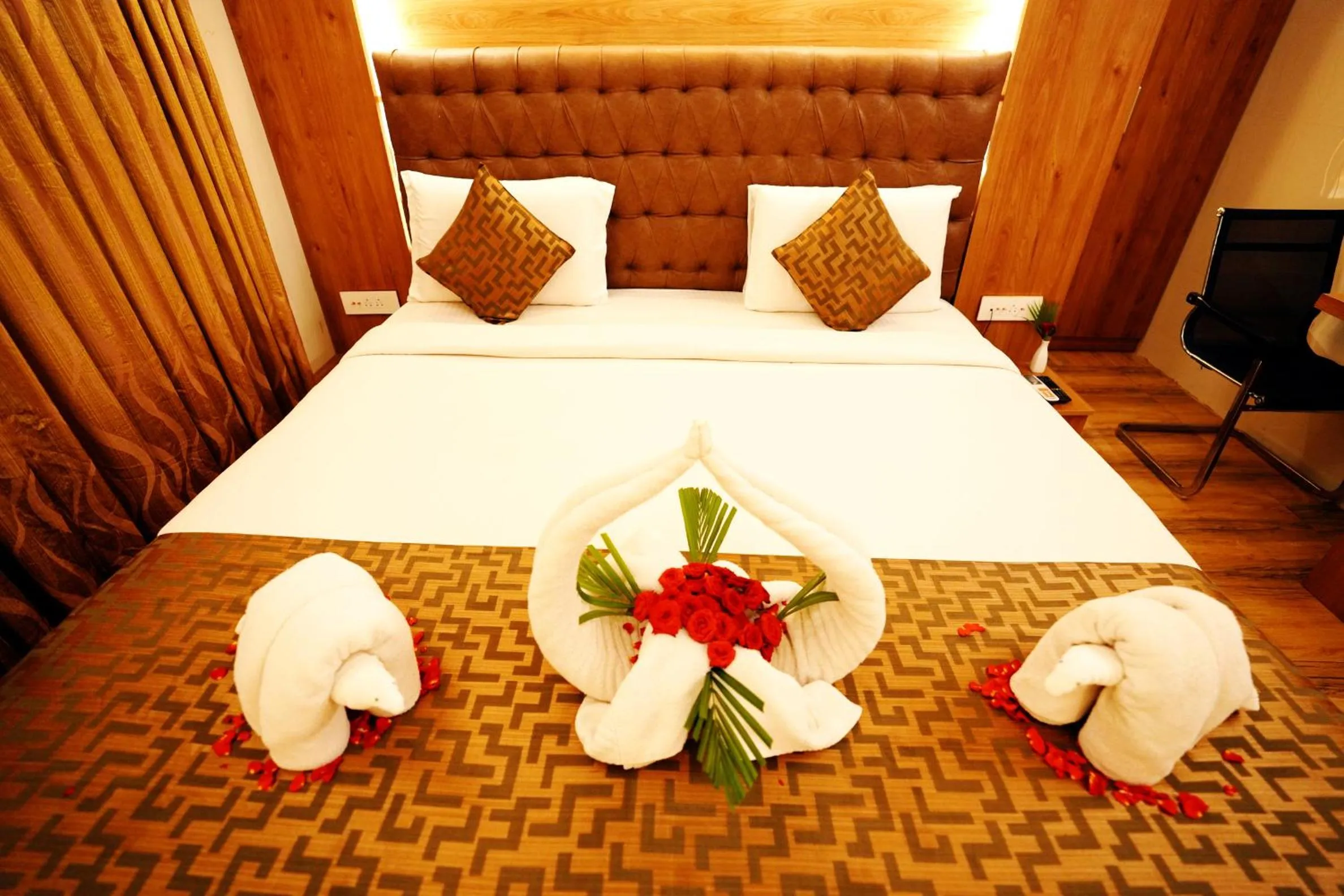 Bed in Jal Mahal Resort and Spa