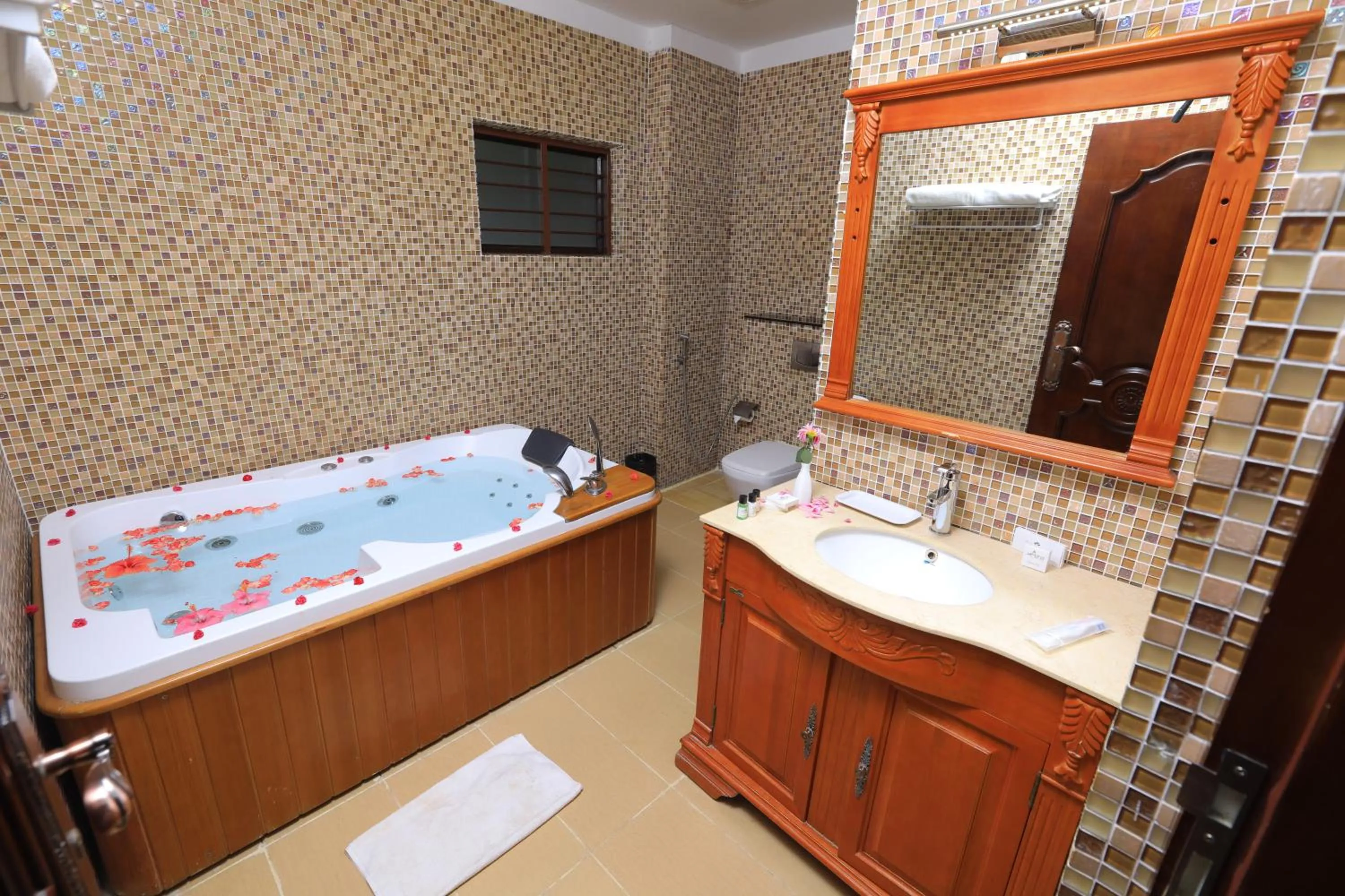 Hot Tub, Bed in Jal Mahal Resort and Spa