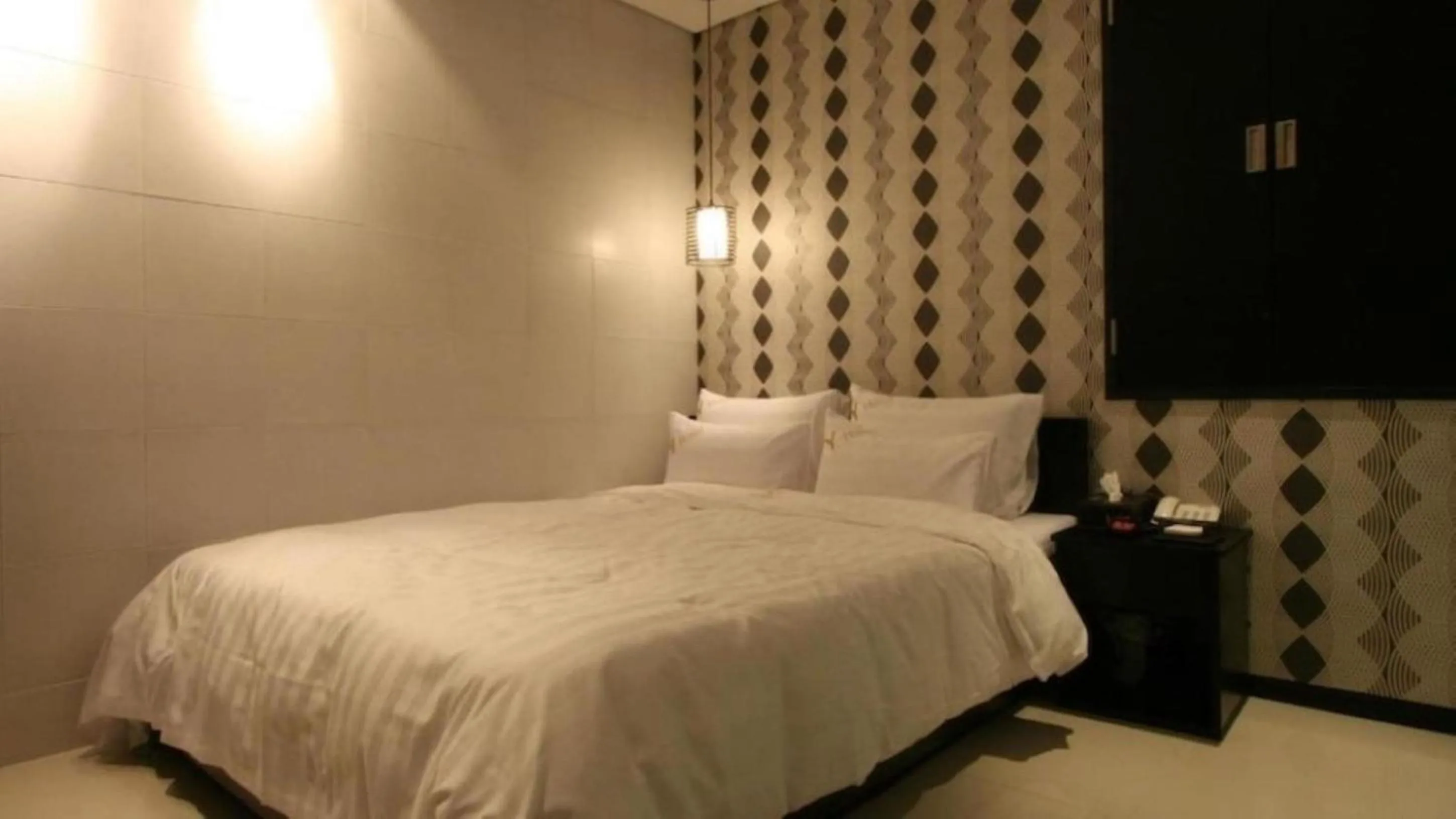 Property building, Bed in Shinchon Y Hotel