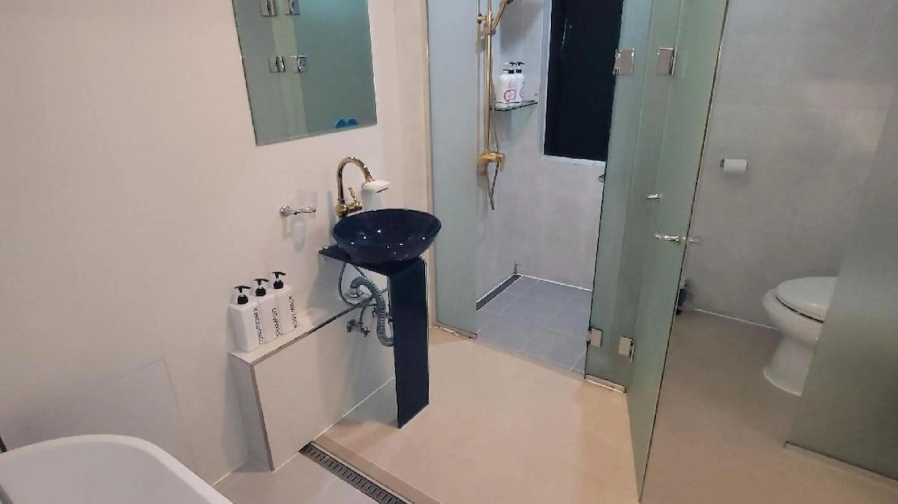 Bathroom in Shinchon Y Hotel