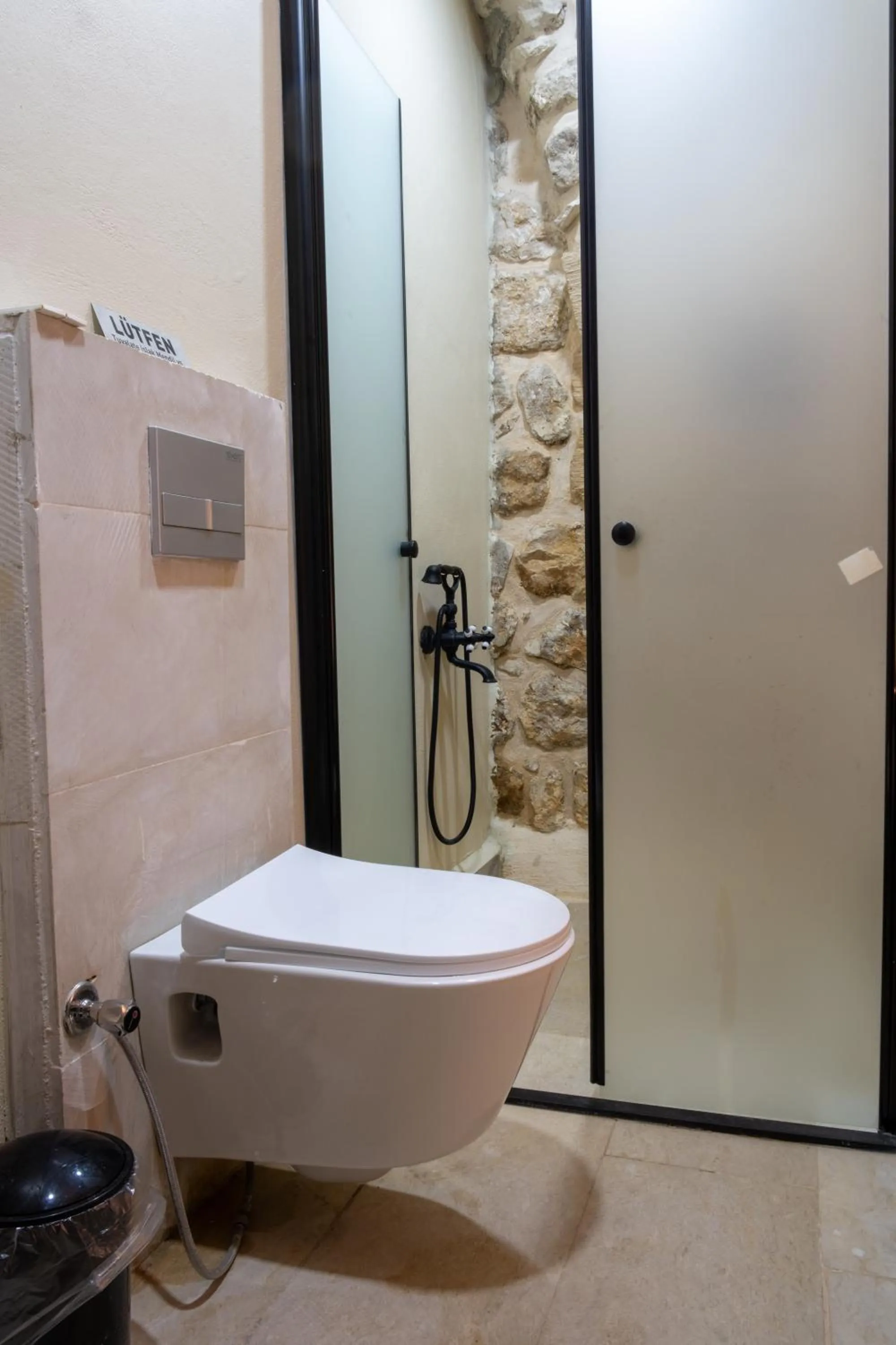 Shower in Marvel Hotel Mardin