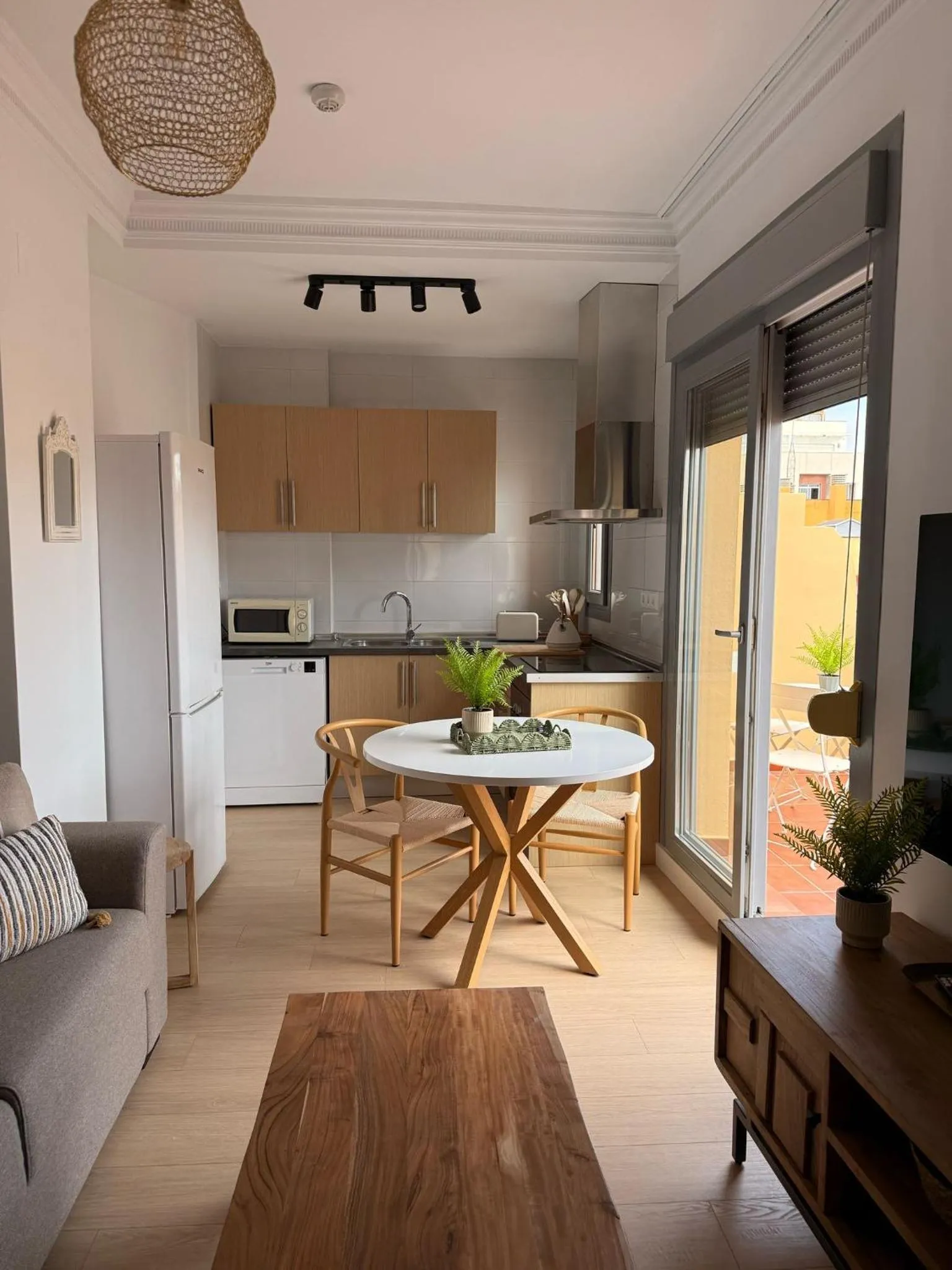 Kitchen or kitchenette in Life Apartments Alameda Colón