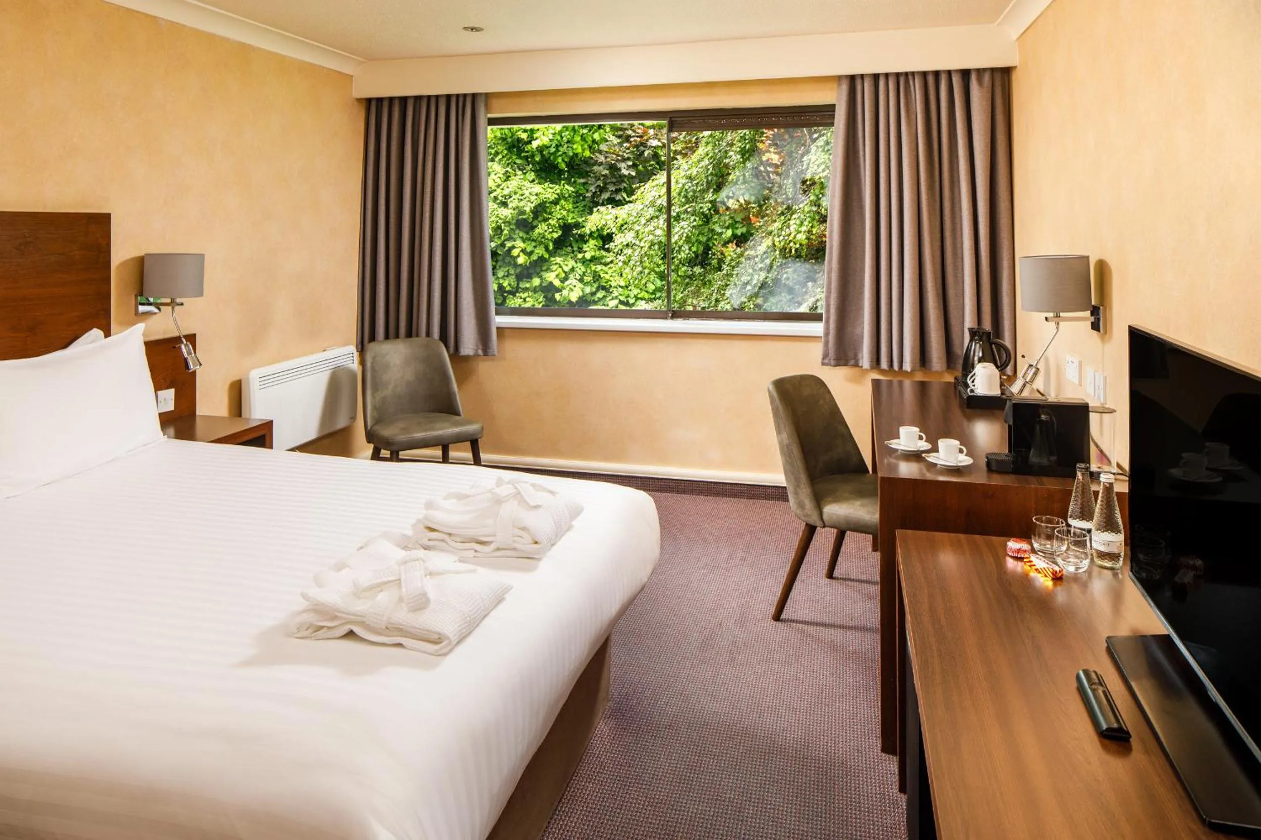 Photo of the whole room, Bed in Mercure Livingston Hotel