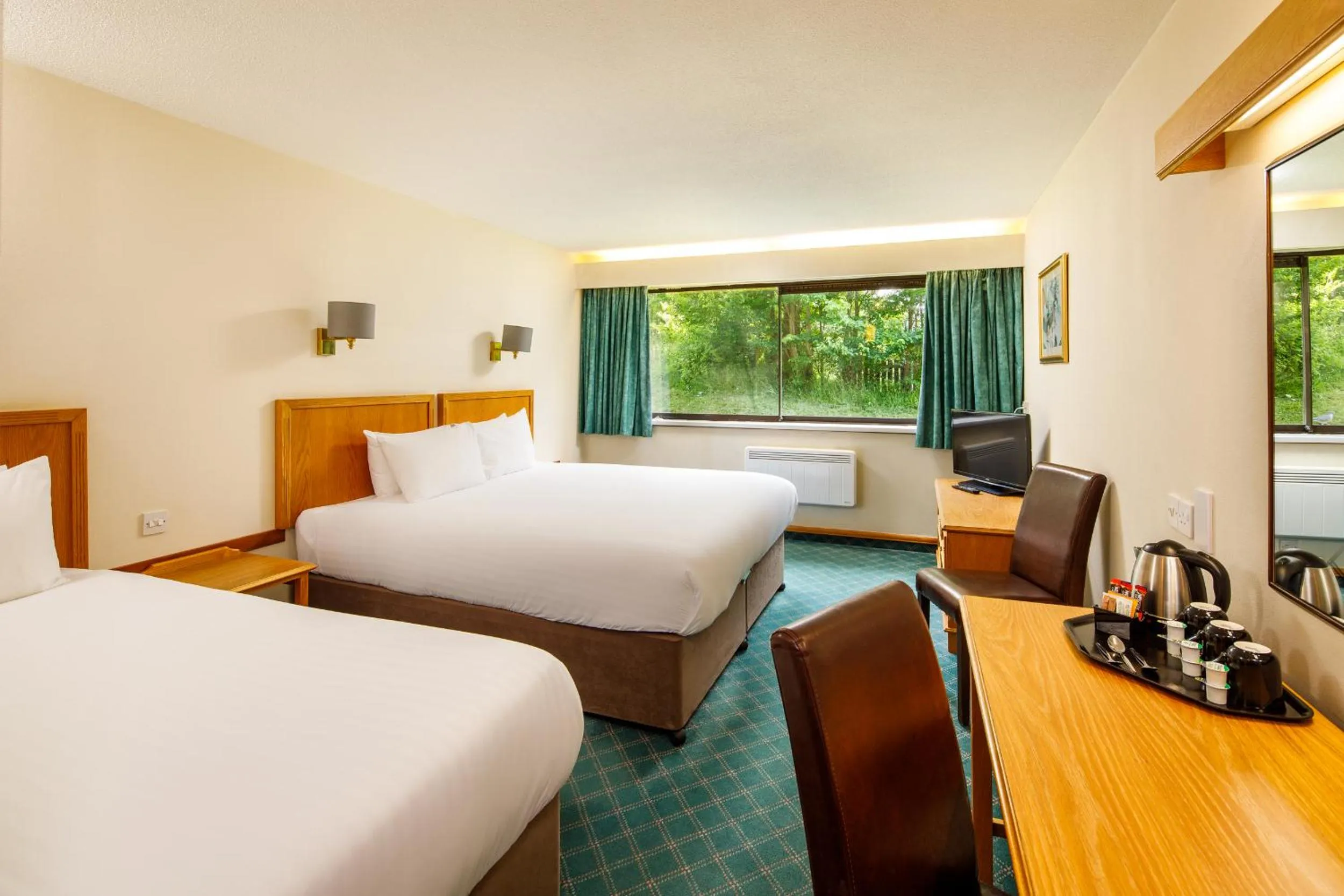 Photo of the whole room, Bed in Mercure Livingston Hotel