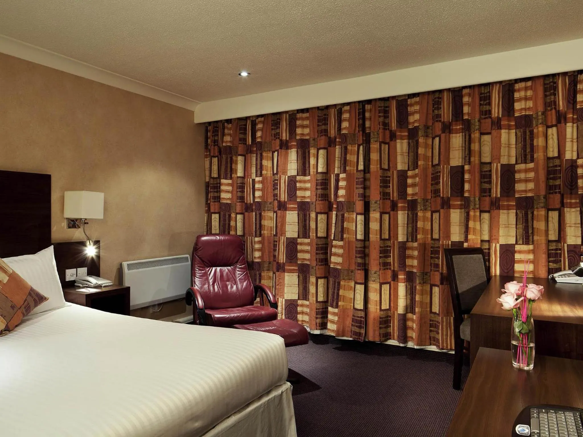 Bedroom, Bed in Mercure Livingston Hotel
