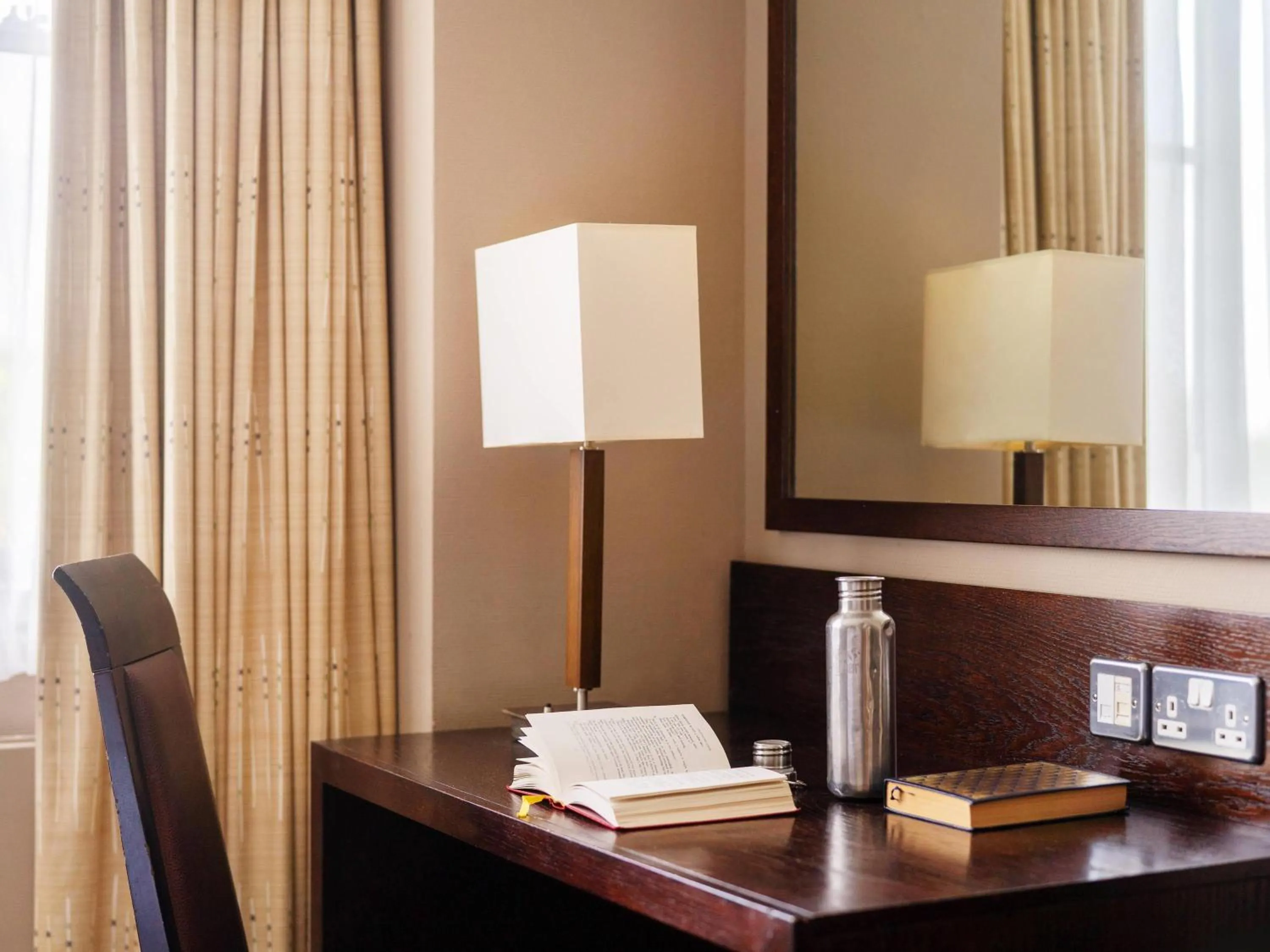 Bedroom in Mercure Livingston Hotel