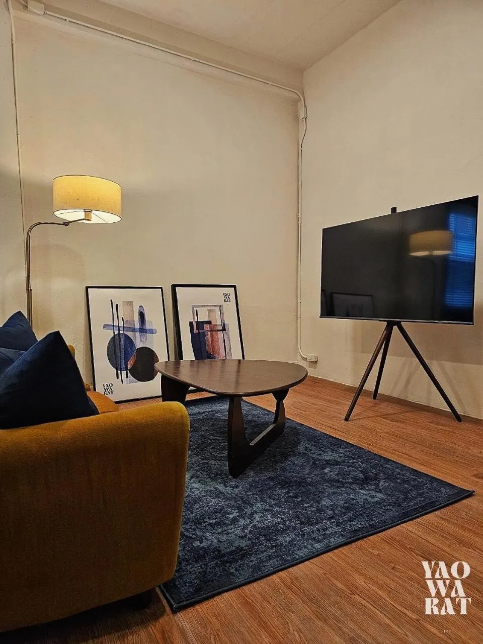 Communal lounge/ TV room in Yaowarat Stay