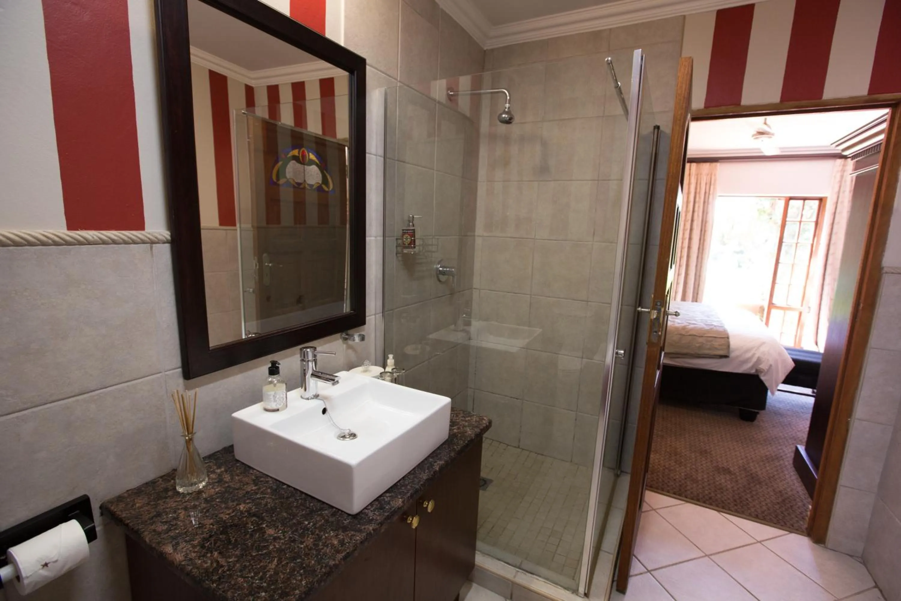 Bathroom, Bed in MacGregors Guest House