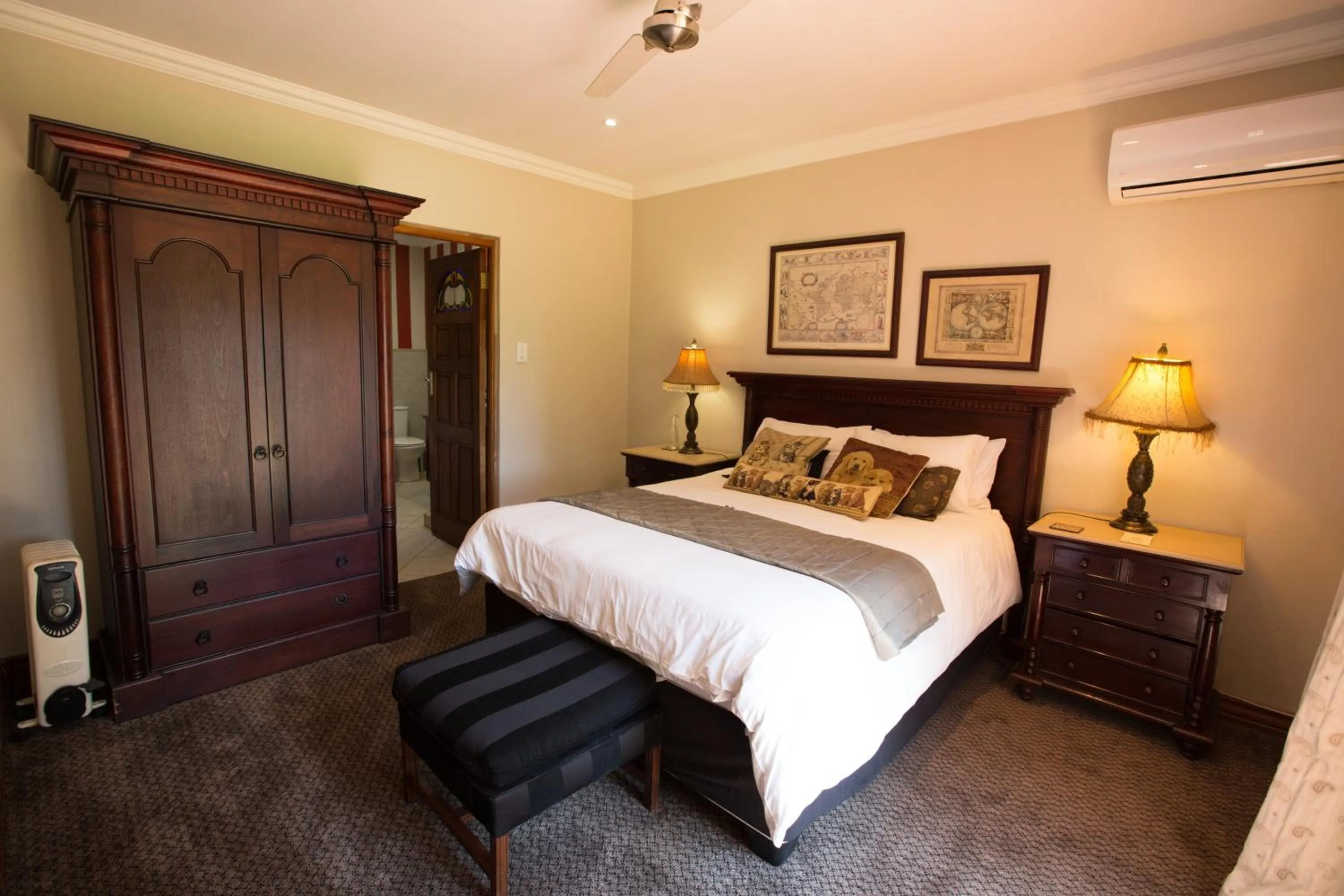 Bedroom, Bed in MacGregors Guest House