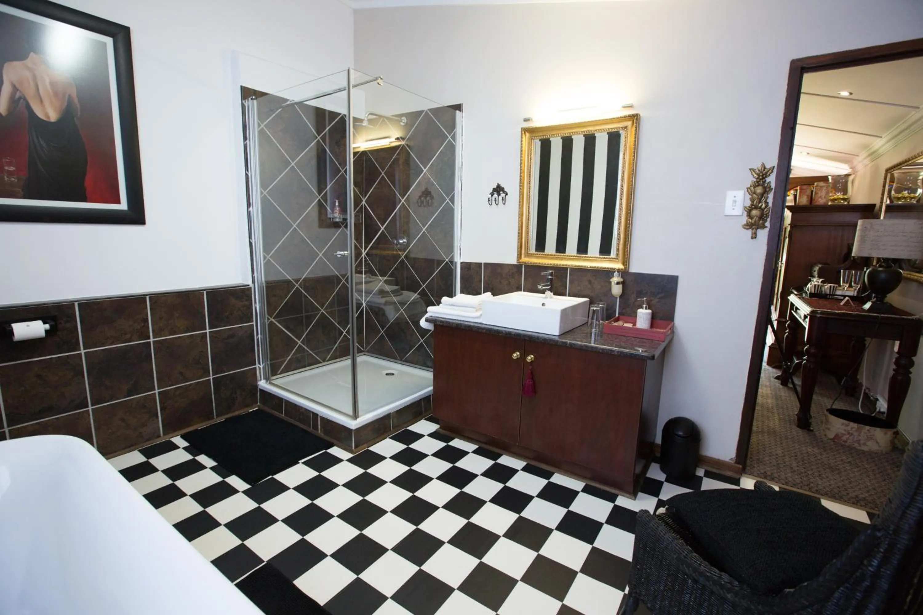 Bathroom, Bed in MacGregors Guest House