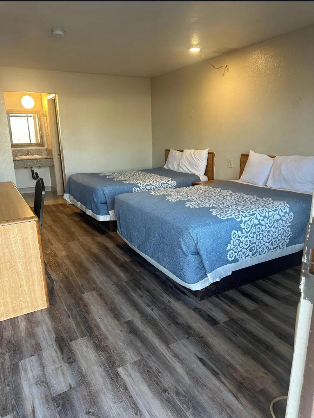 Bed in Best Economy Inn & Suites