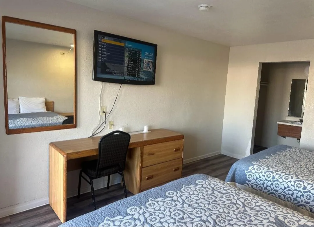 Photo of the whole room, Bed in Best Economy Inn & Suites