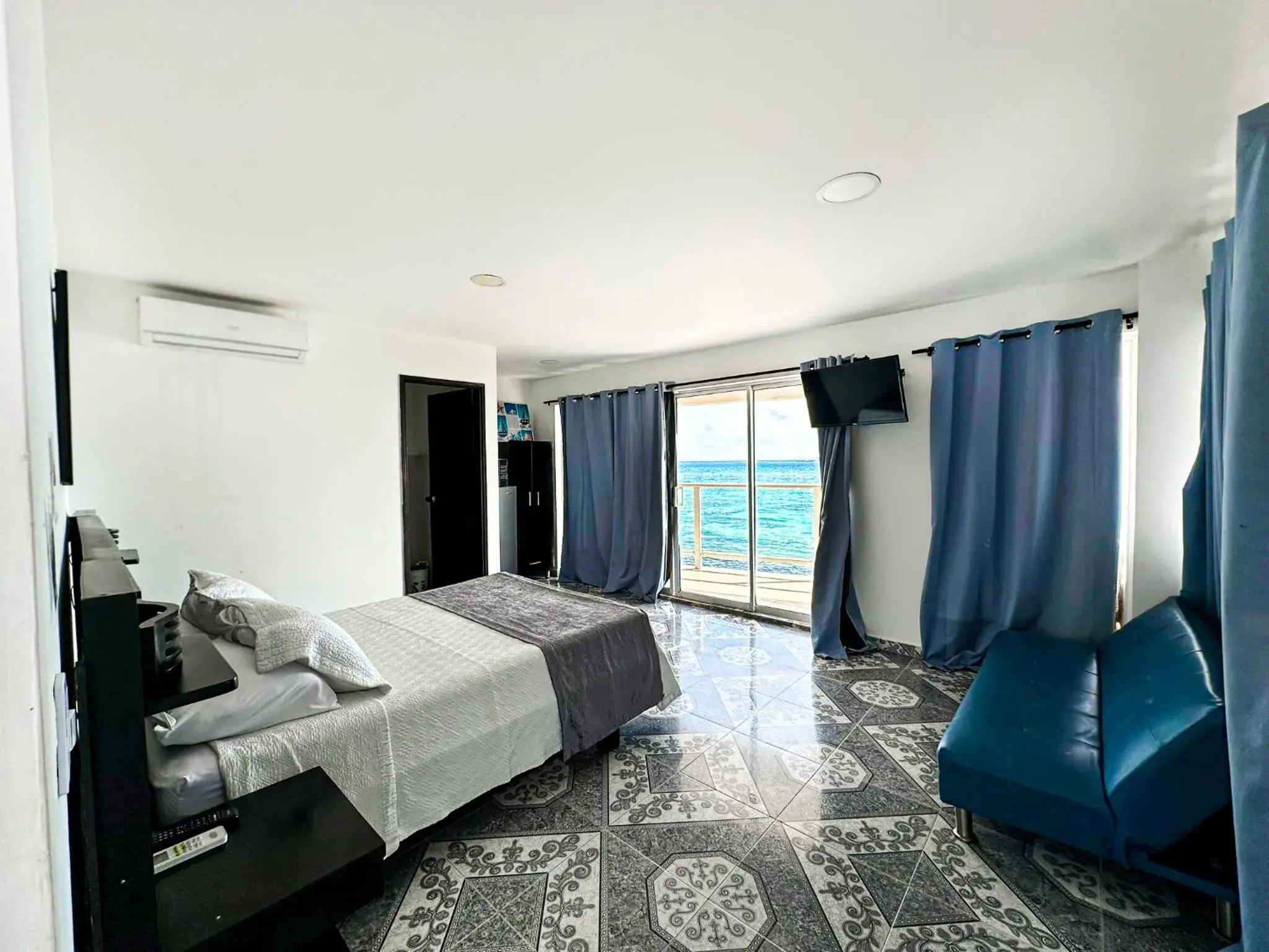 Superior Double Room with Sea View in Caribbean Island Hotel Superior Double Room with Sea View in Caribbean Island Hotel