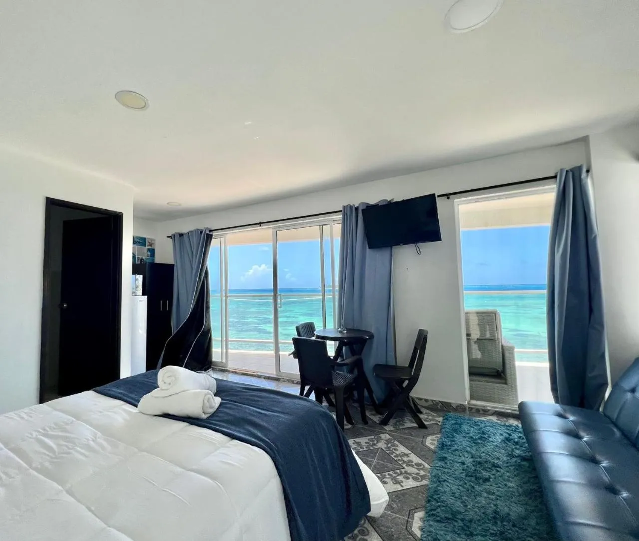 Bedroom, Bed in Caribbean Island Hotel