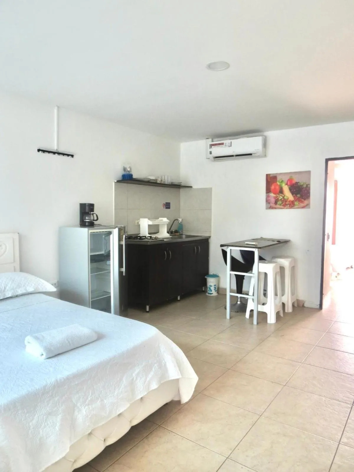 Kitchen or kitchenette, Bed in Caribbean Island Hotel