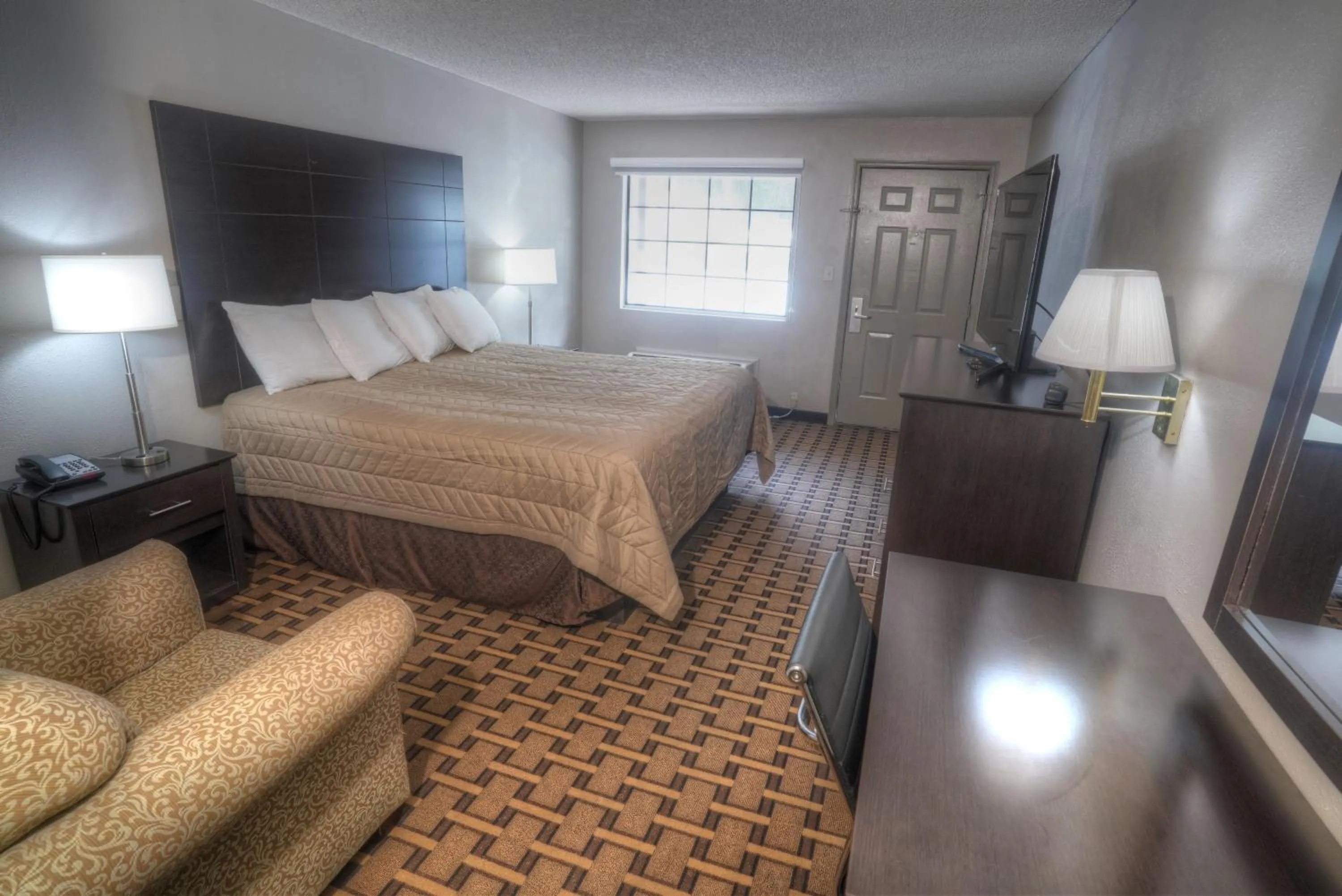 Living room, Bed in Amerivu Inn & Suites - Helen - Downtown