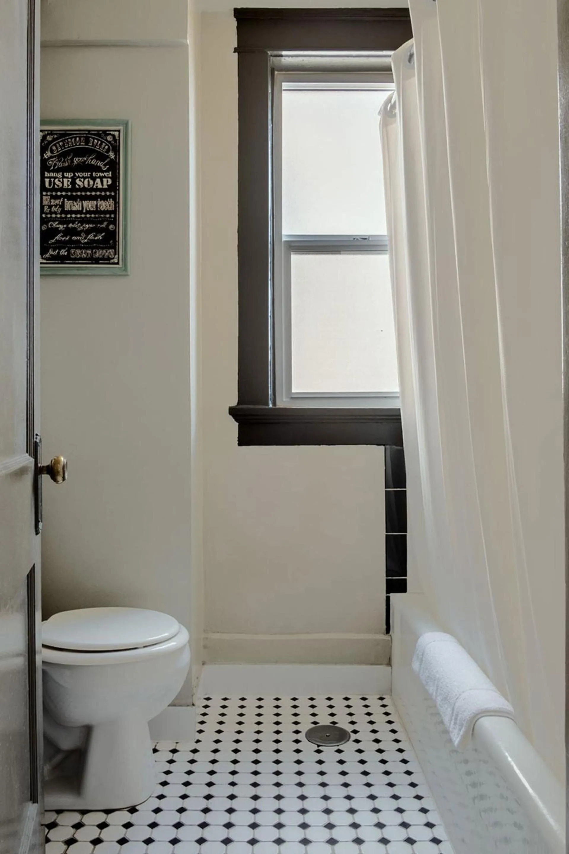 Shower in Gardner Hotel & Hostel