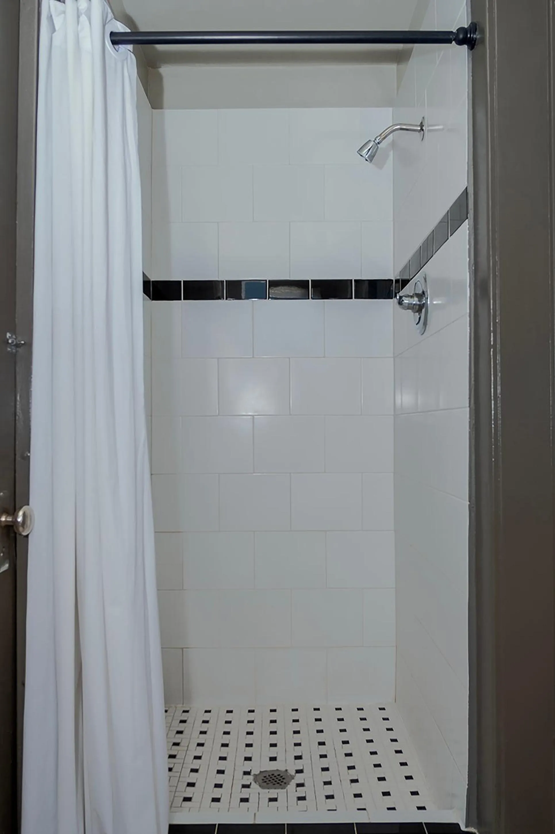 Shower in Gardner Hotel & Hostel