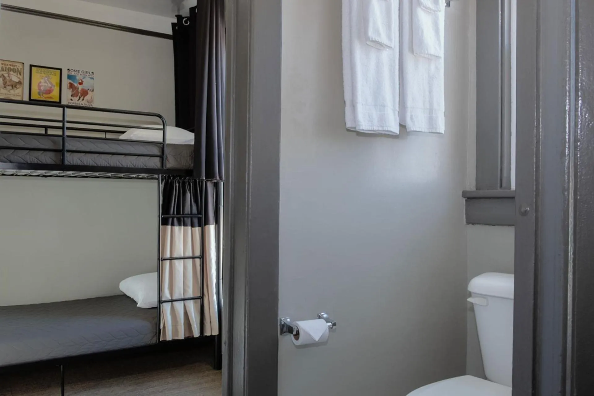 Toilet, Bed in Gardner Hotel & Hostel