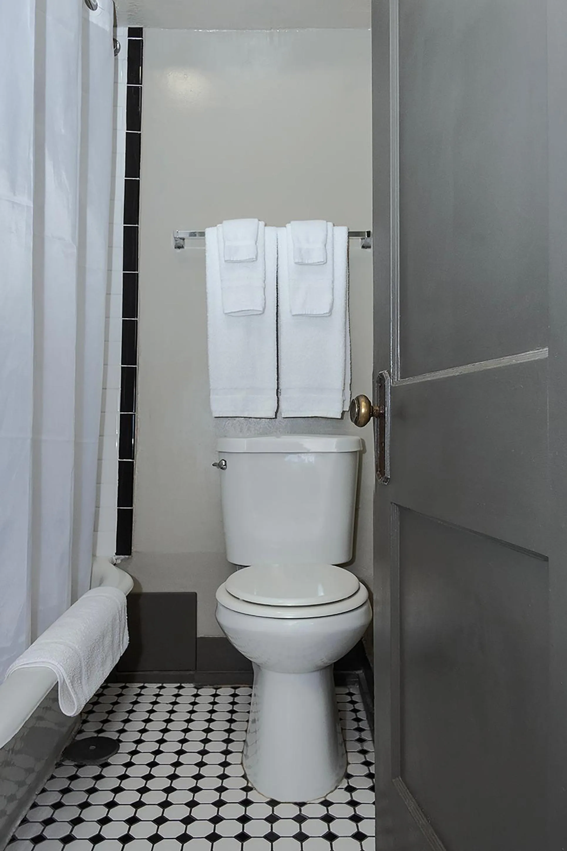 Shower in Gardner Hotel & Hostel