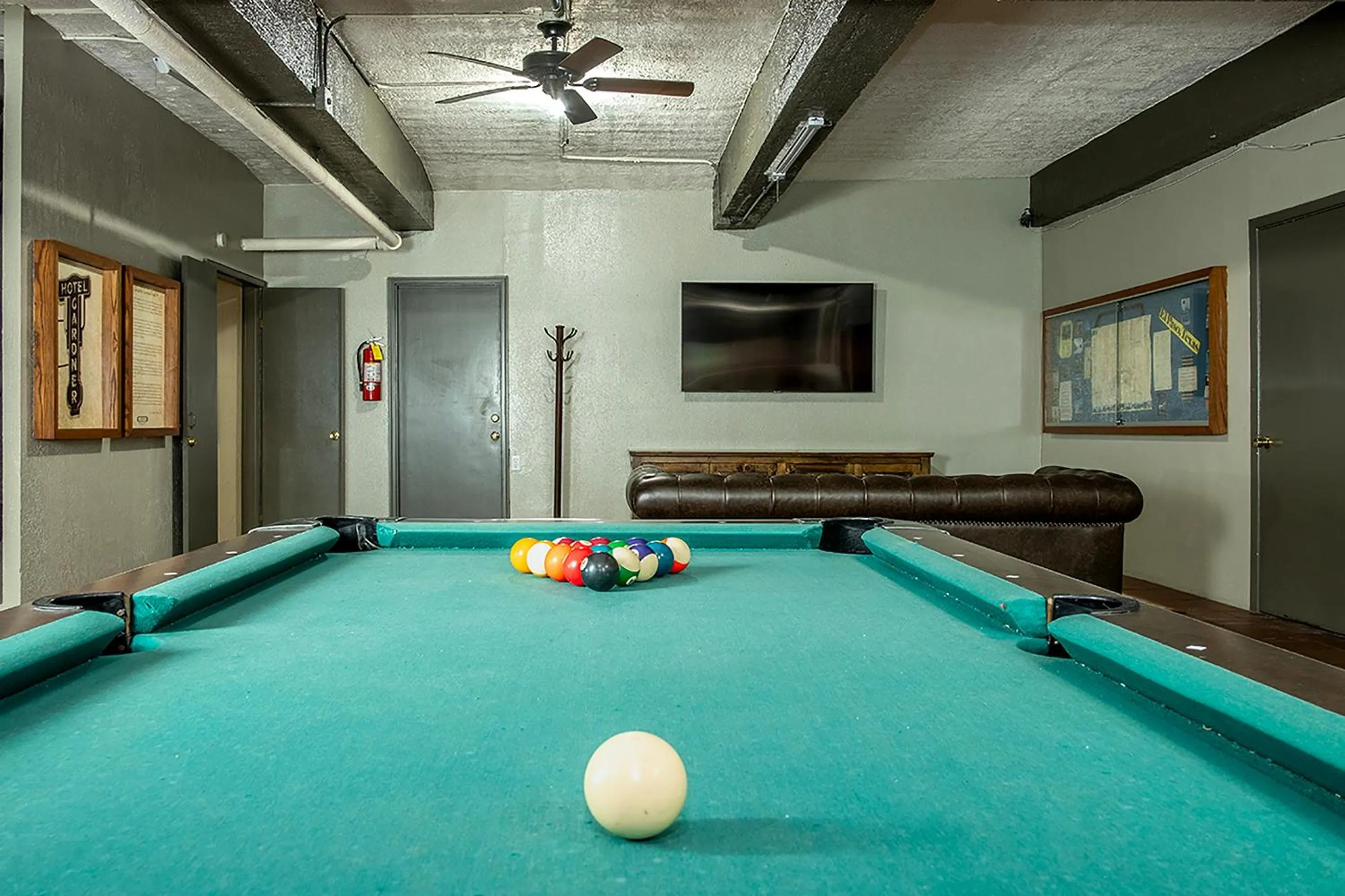 Communal lounge/ TV room in Gardner Hotel & Hostel