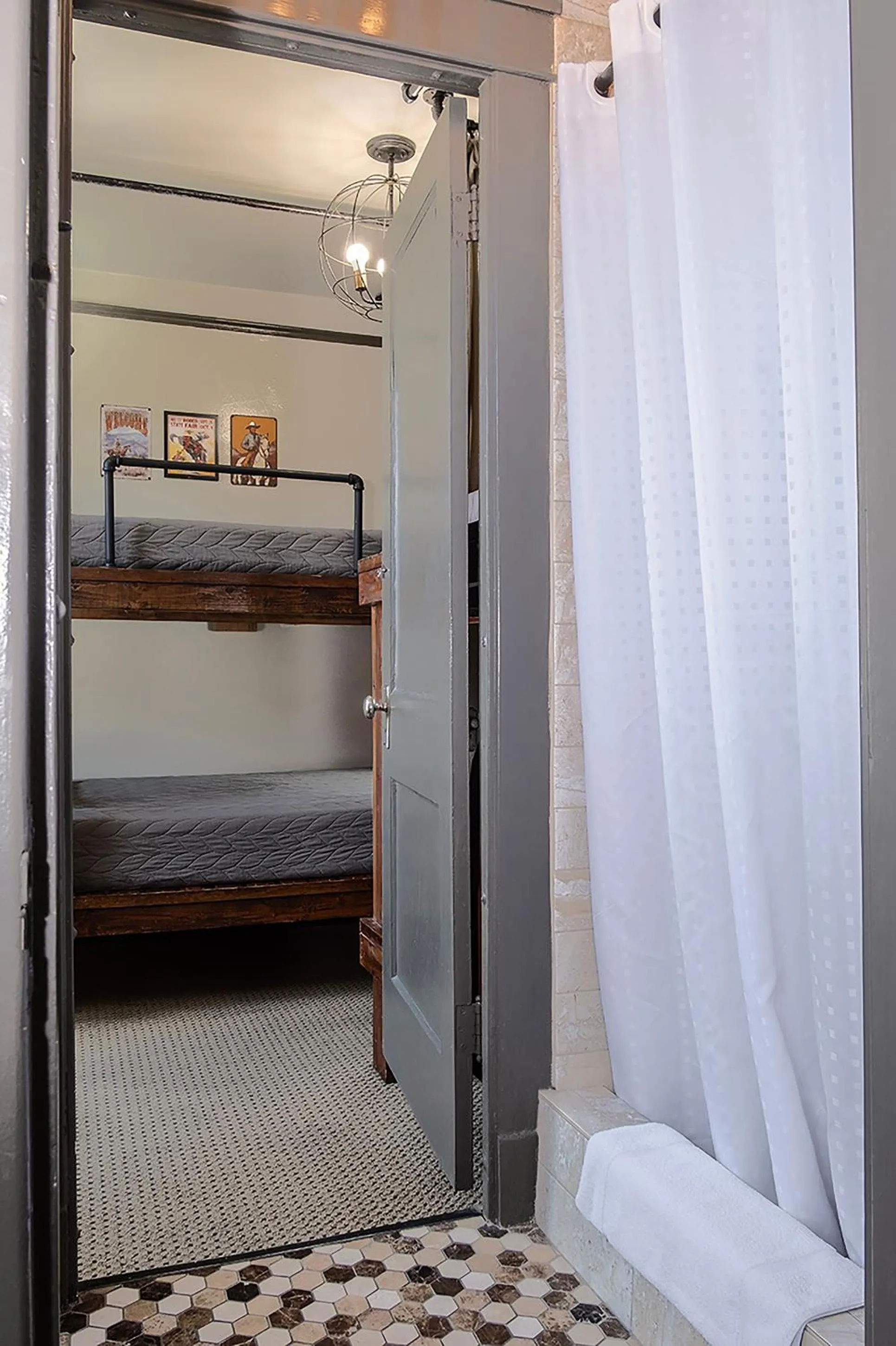 Shower, Bed in Gardner Hotel & Hostel