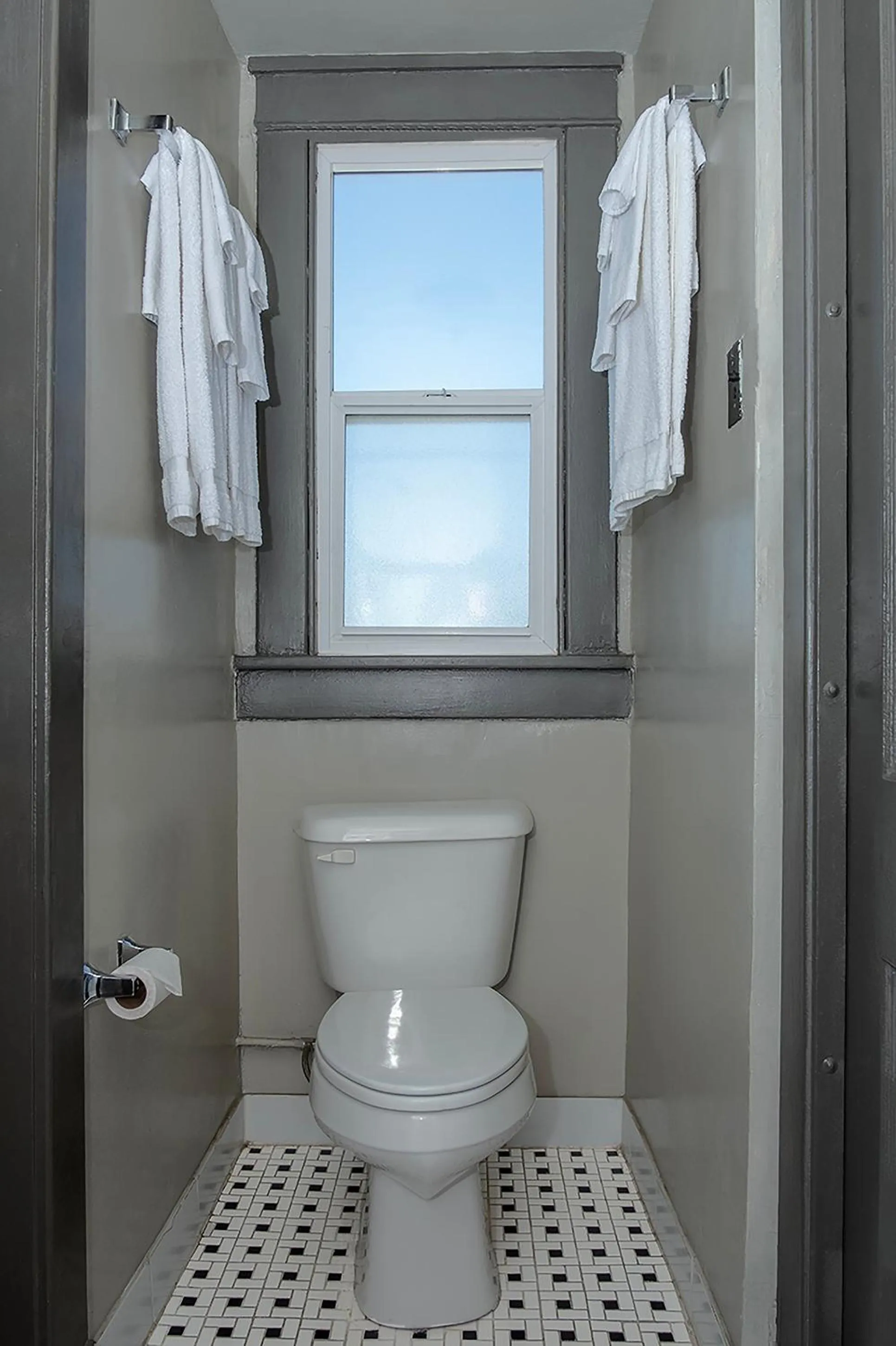 Toilet in Gardner Hotel & Hostel