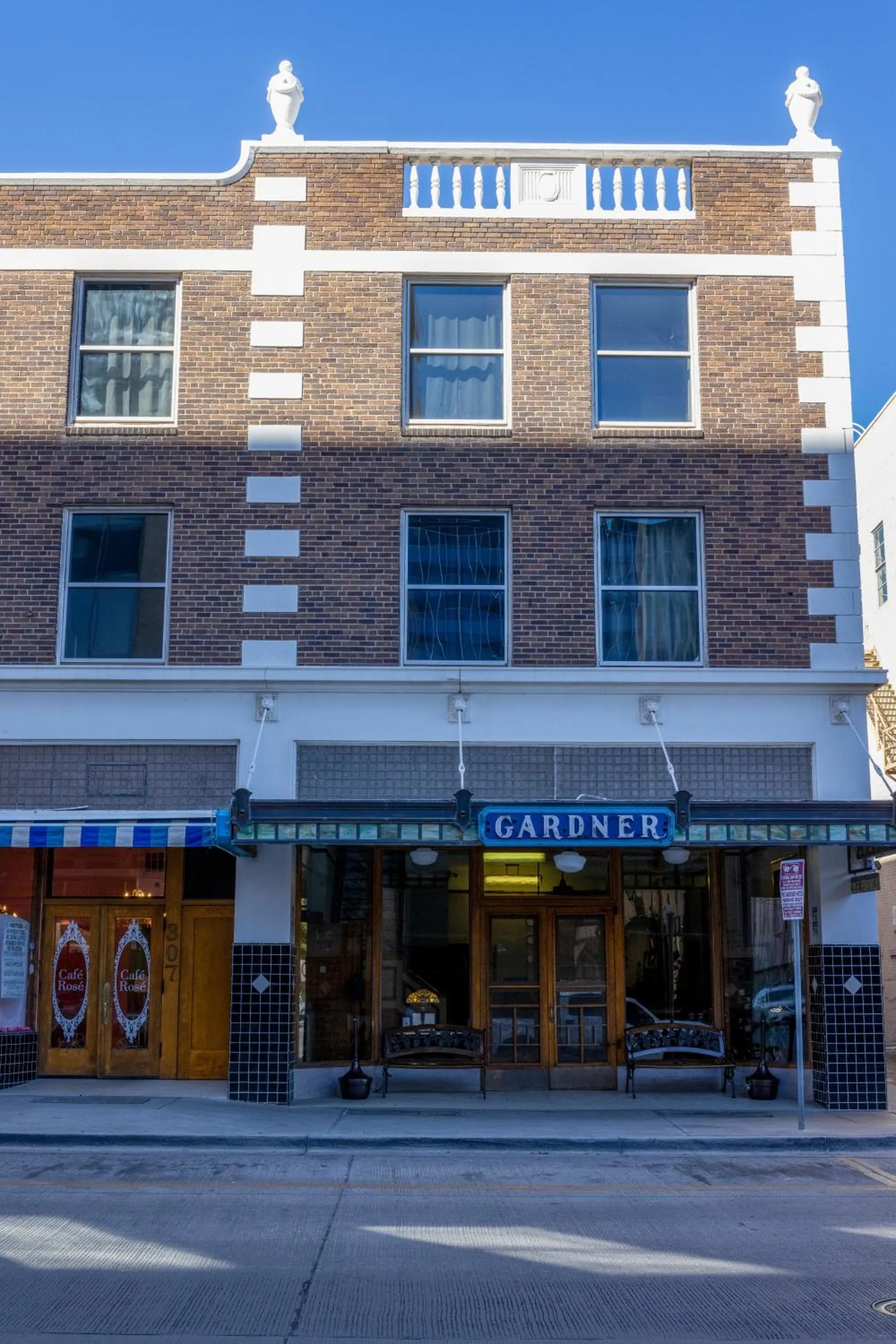 Property building in Gardner Hotel & Hostel