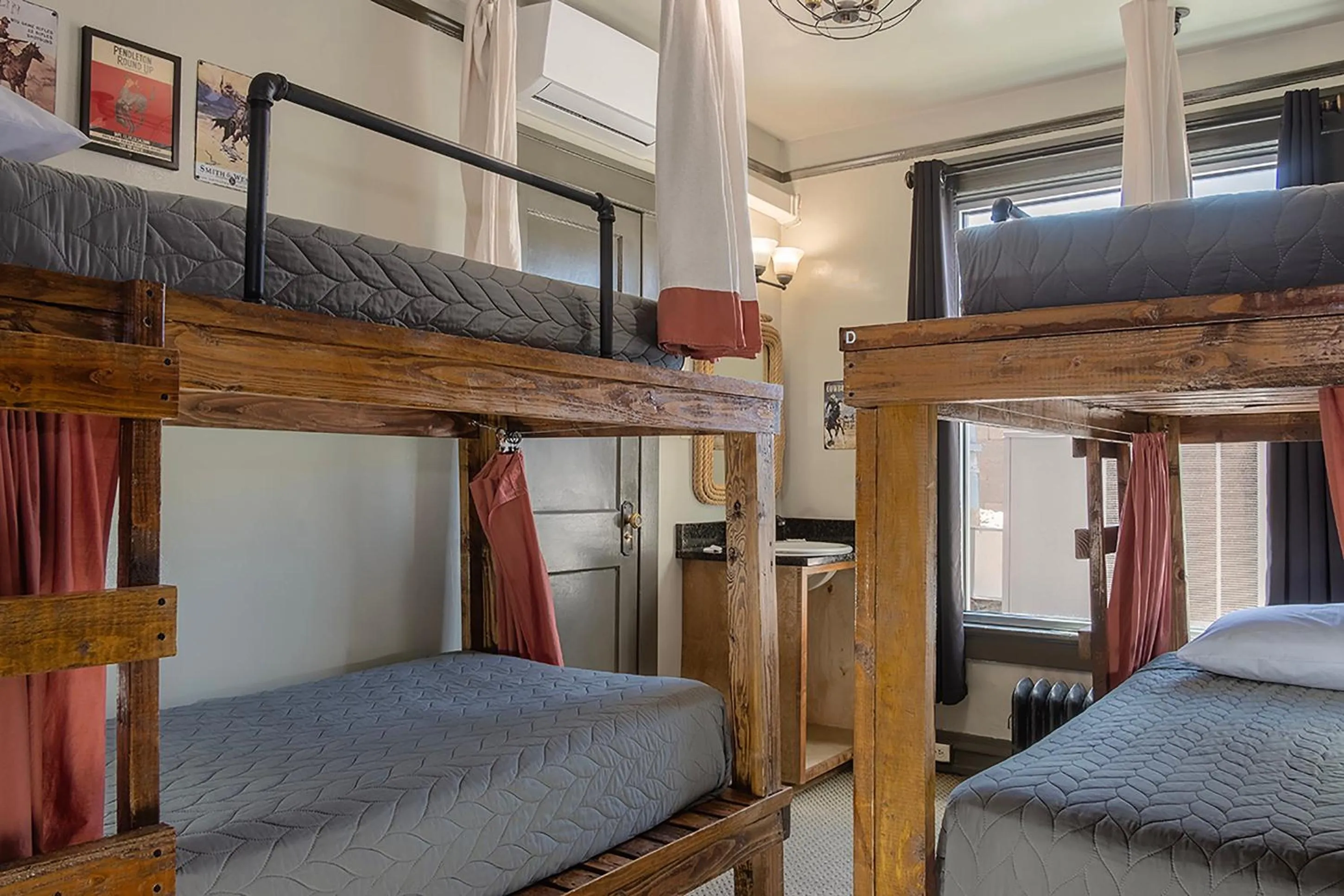 bunk bed, Bed in Gardner Hotel & Hostel