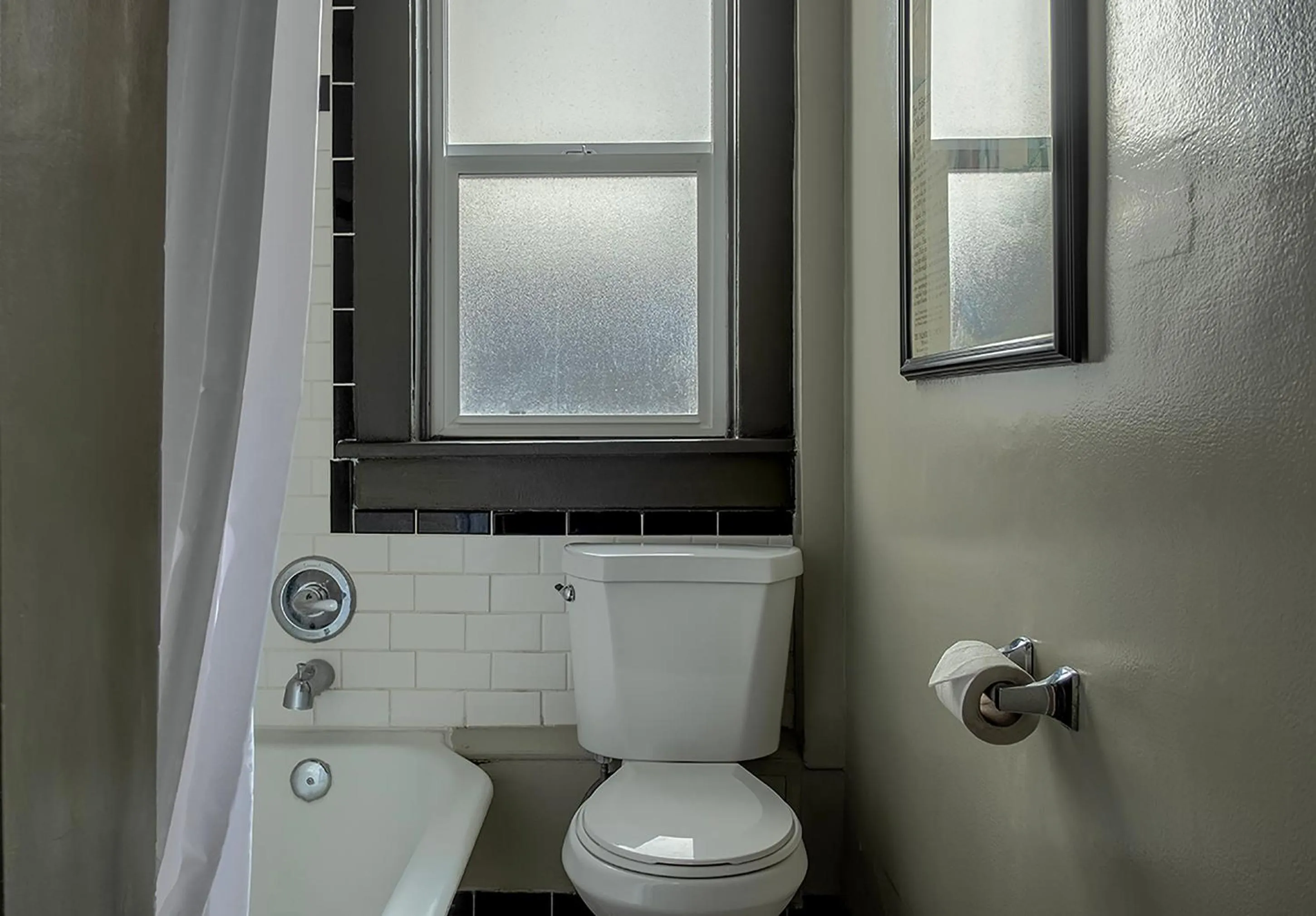 Shower in Gardner Hotel & Hostel