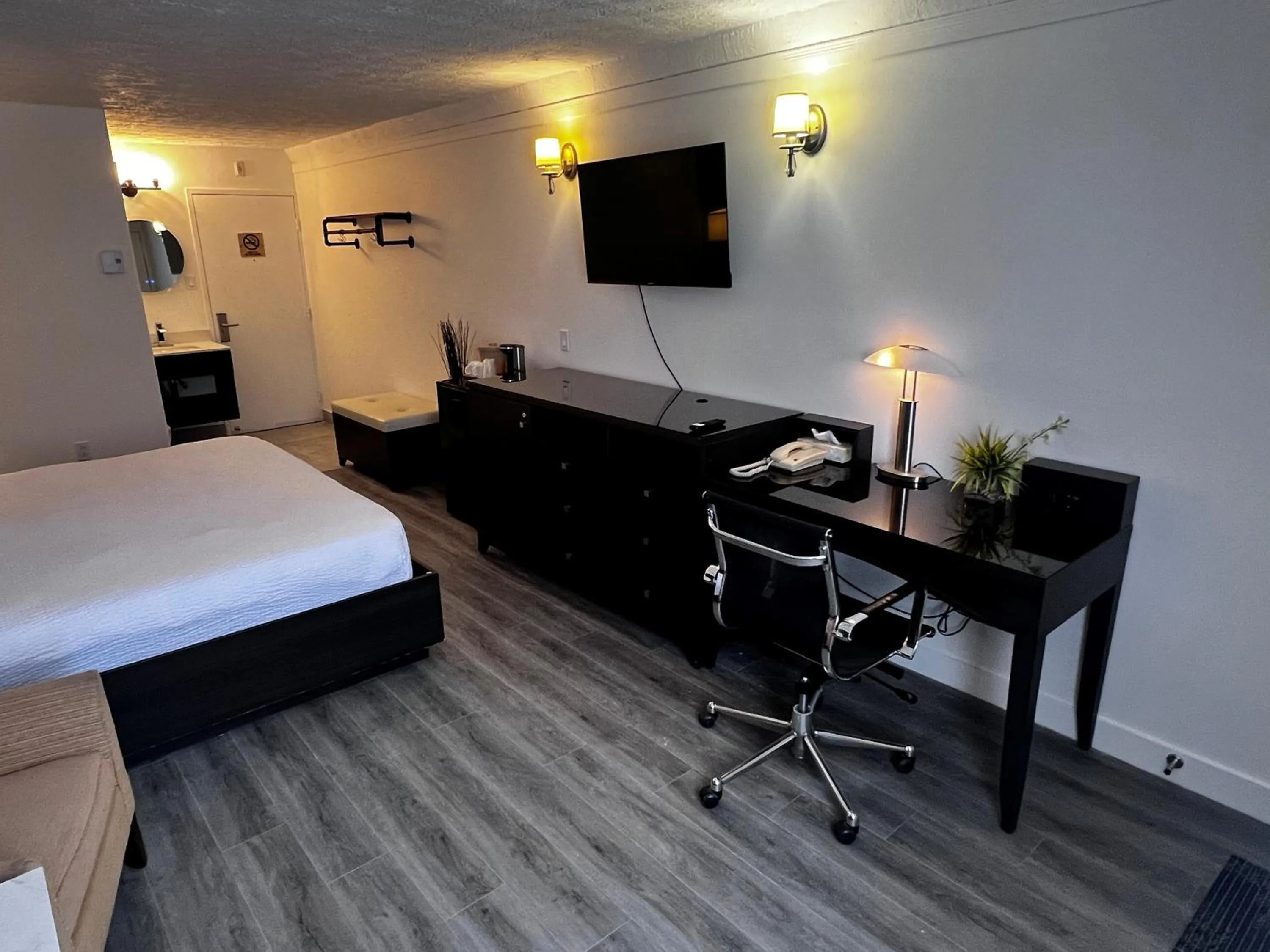 Bed in Travelodge by Wyndham Drummondville