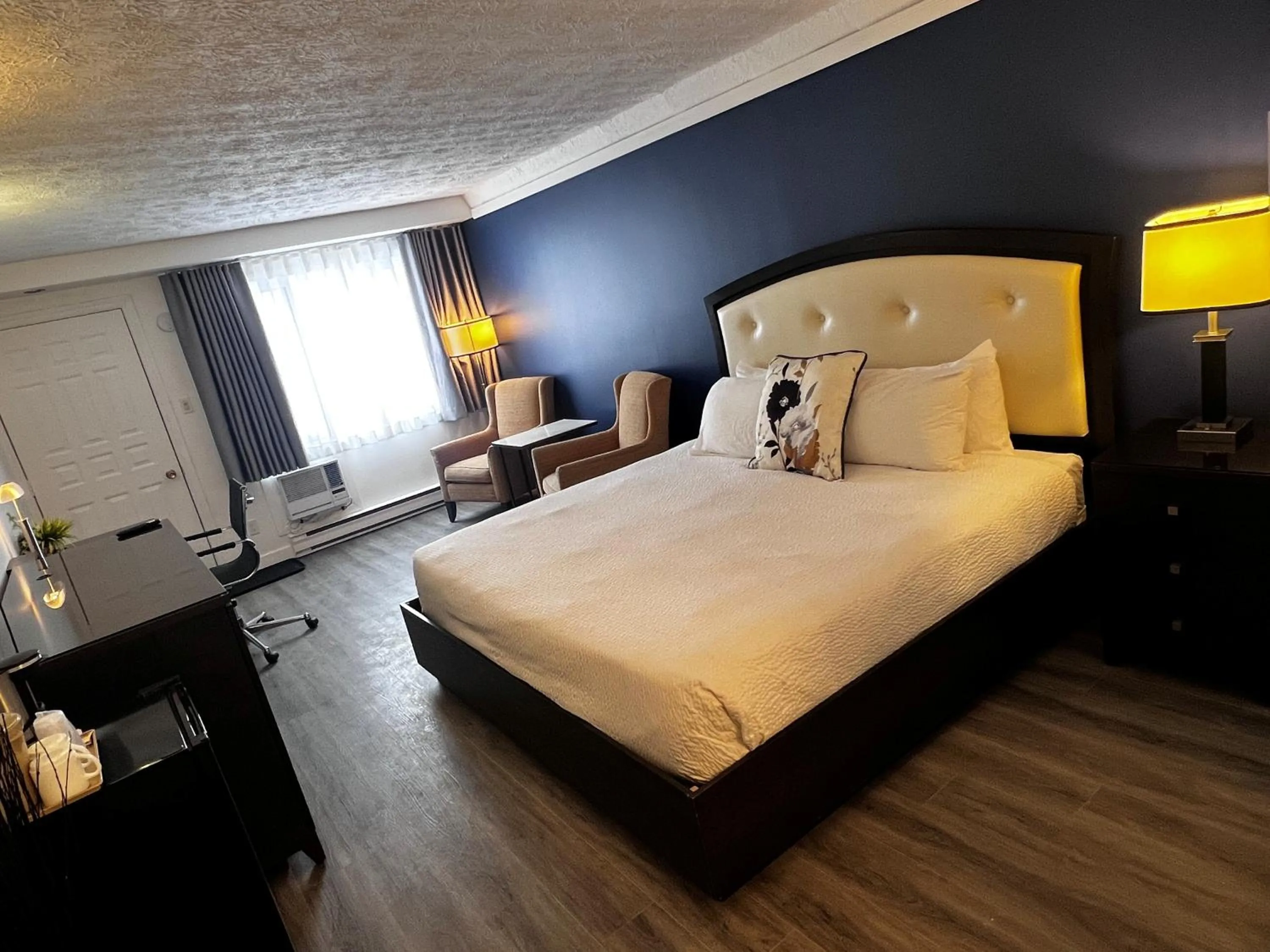 Bed in Travelodge by Wyndham Drummondville