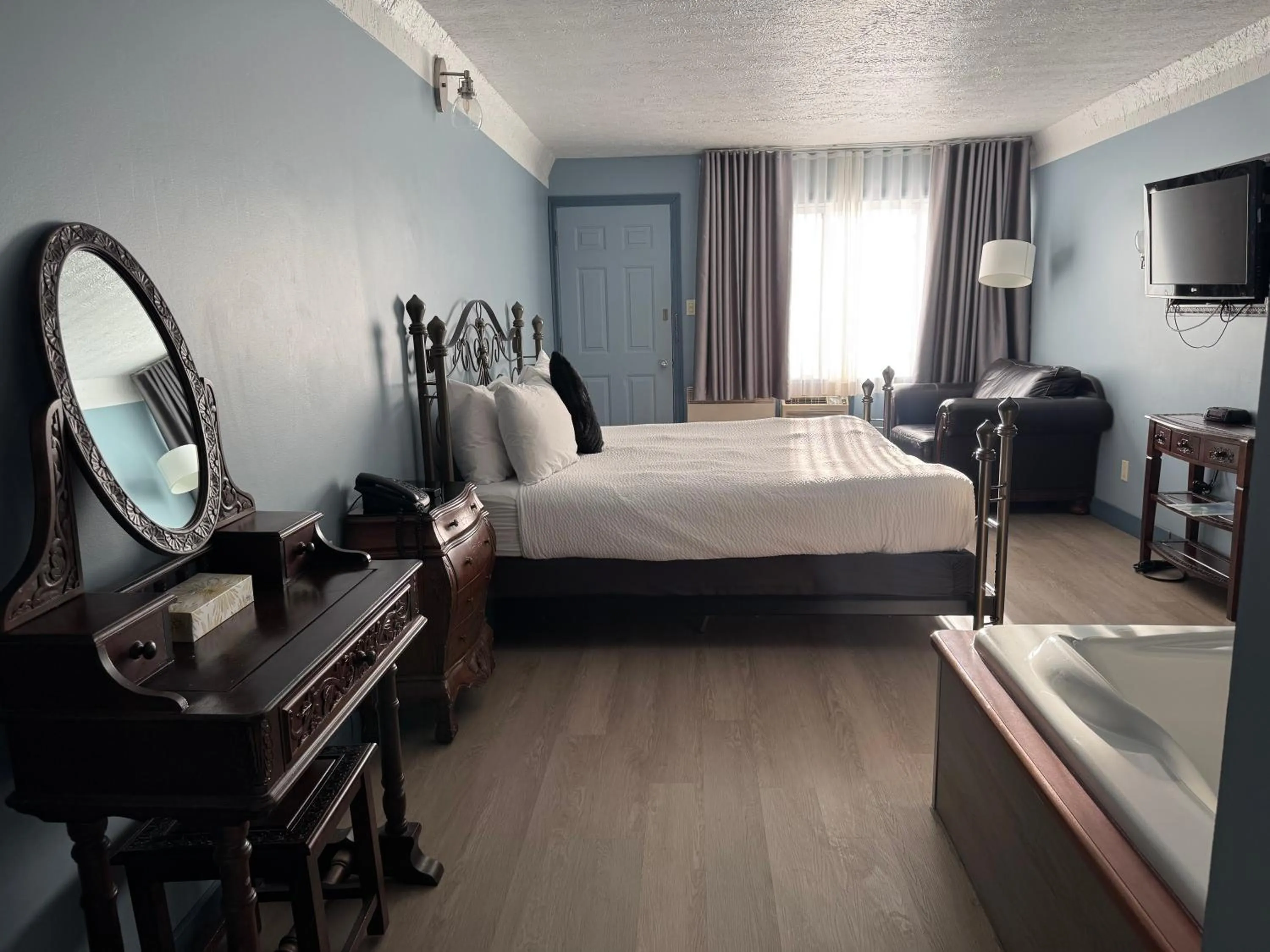 Bed in Travelodge by Wyndham Drummondville