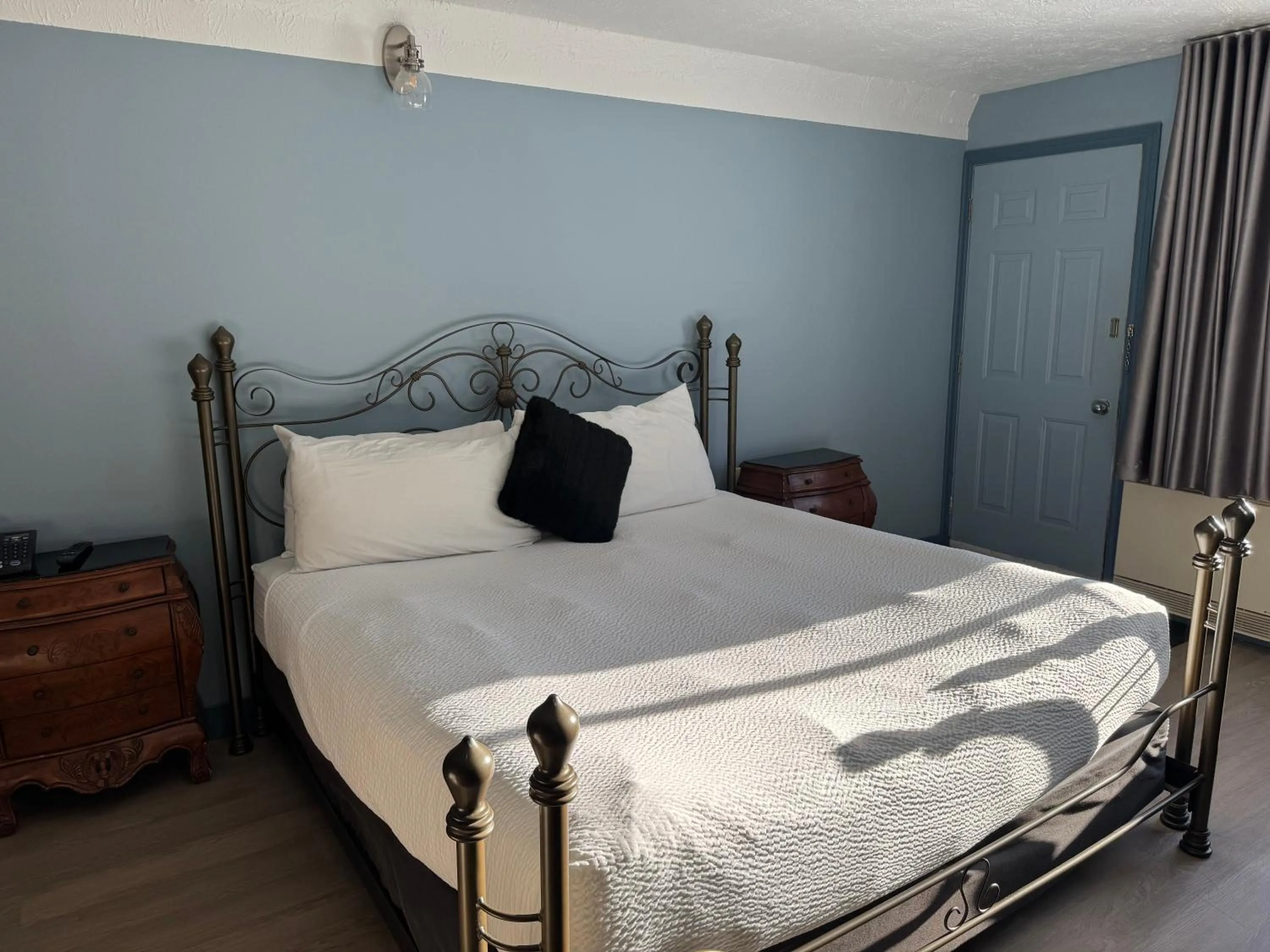 Bed in Travelodge by Wyndham Drummondville